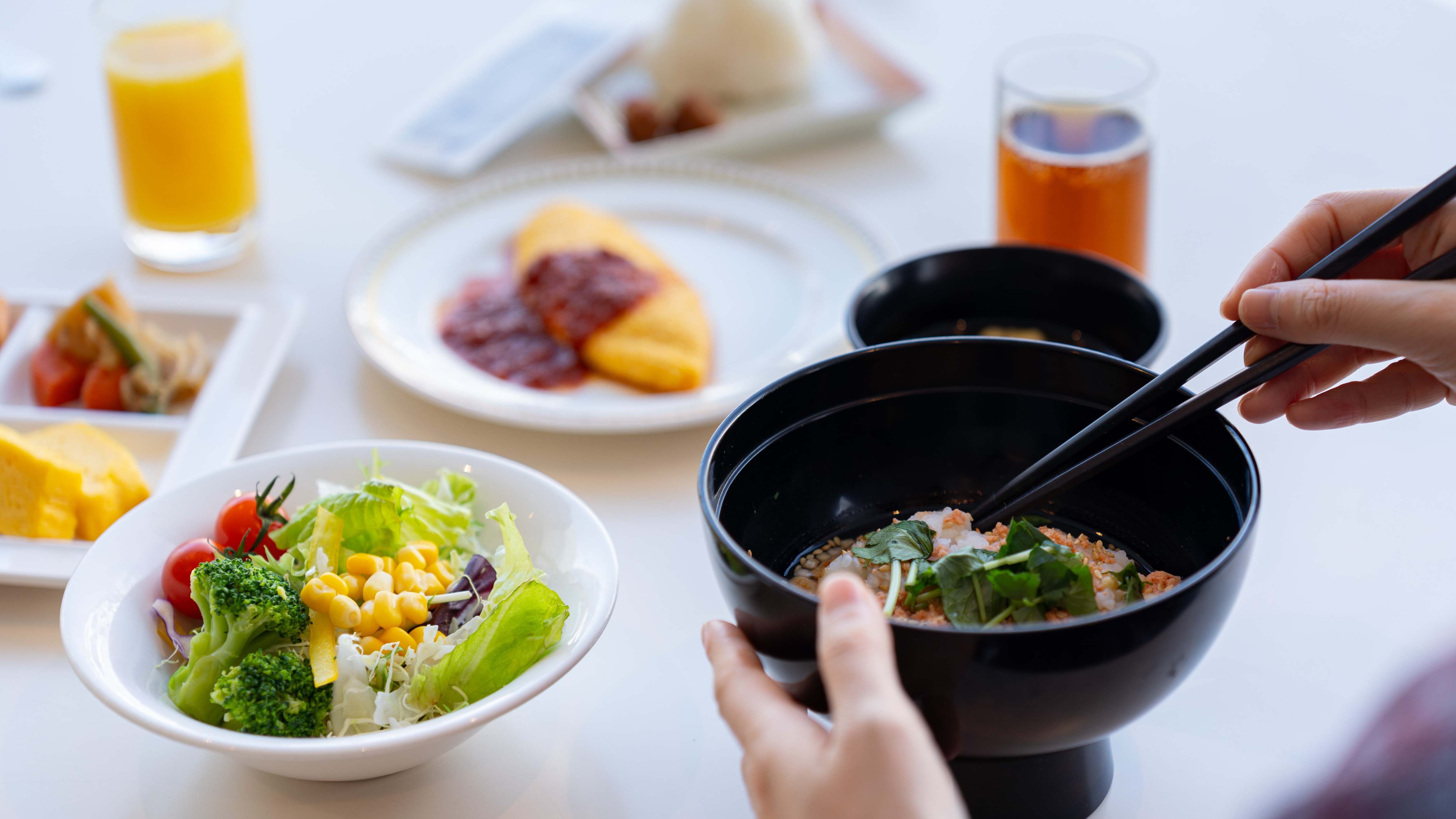 Bữa sáng (hình ảnh) Bữa sáng tự chọn gồm các món ăn Nhật Bản và phương Tây sử dụng nguyên liệu địa phương, bao gồm cơm Koshihikari từ Minamiuonuma. Mang đi cũng có thể.