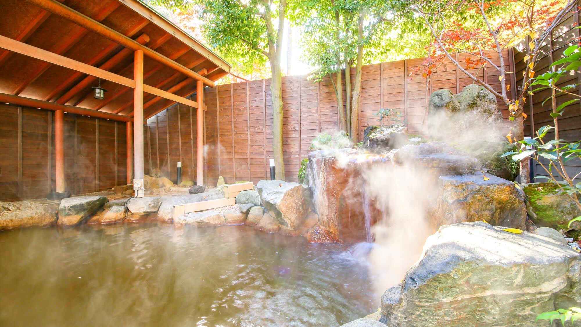 Dòng nước nóng mềm mại, không gây kích ứng sẽ làm ấm cơ thể bạn từ sâu bên trong và kích thích tuần hoàn máu. Nó còn được nhiều người biết đến với cái tên ''Suối nước nóng dành cho trẻ em''.