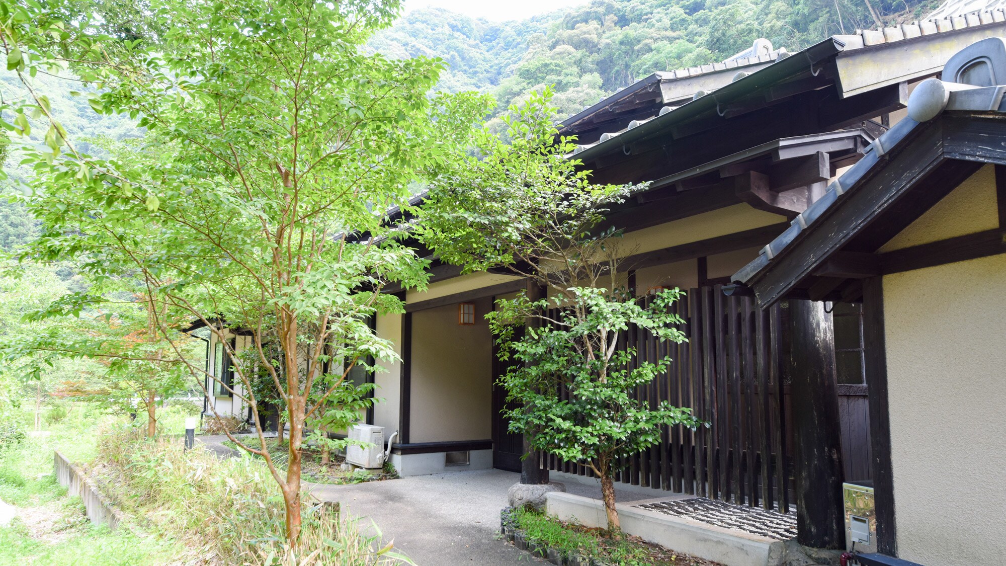 [Exterior] A detached room with a calm atmosphere. Please relax in your private space.