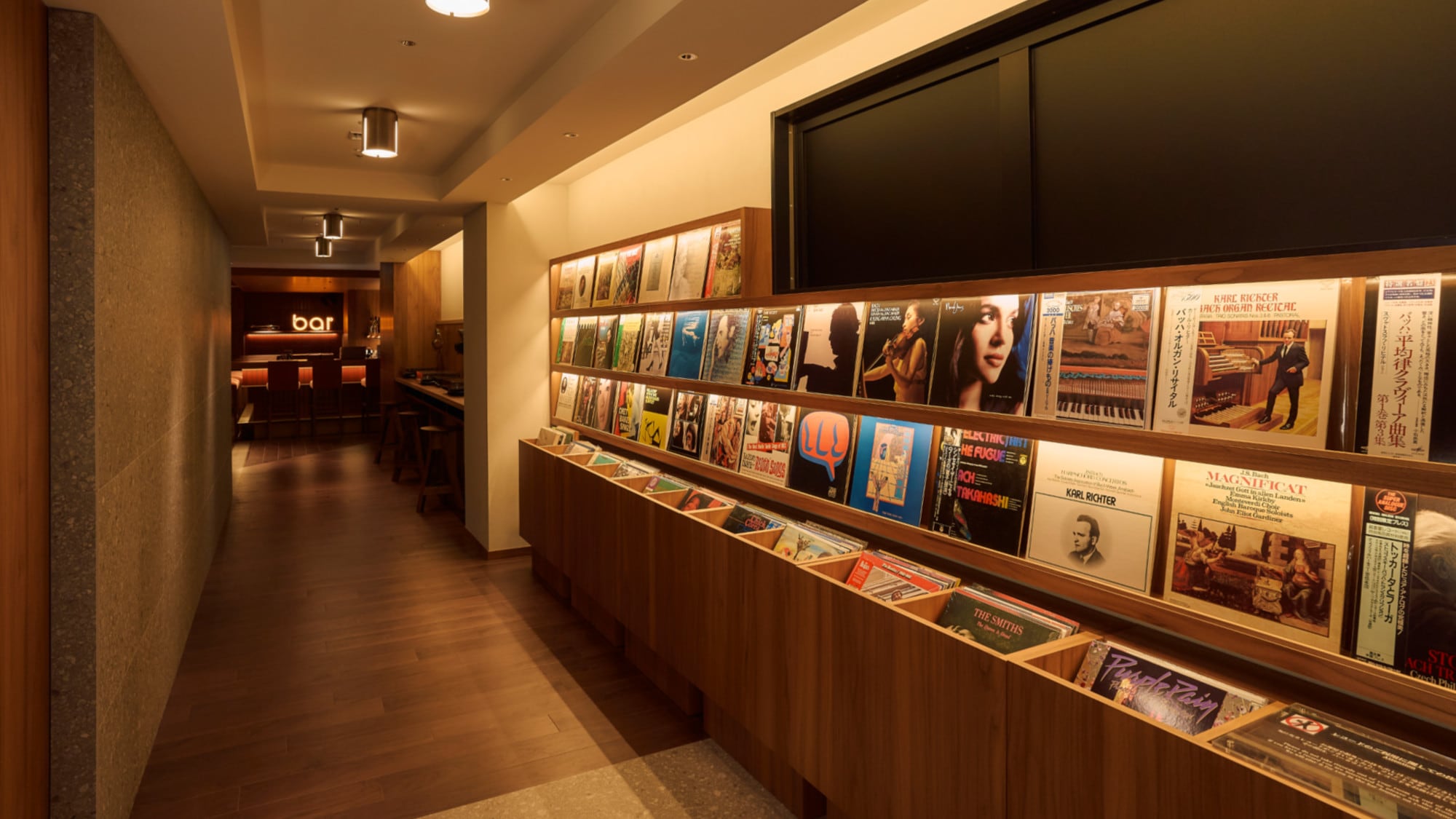 [Bar & Lounge] This lounge is exclusively for guests staying at the hotel. It can be used as a place to relax and plan your trip to Kyoto.