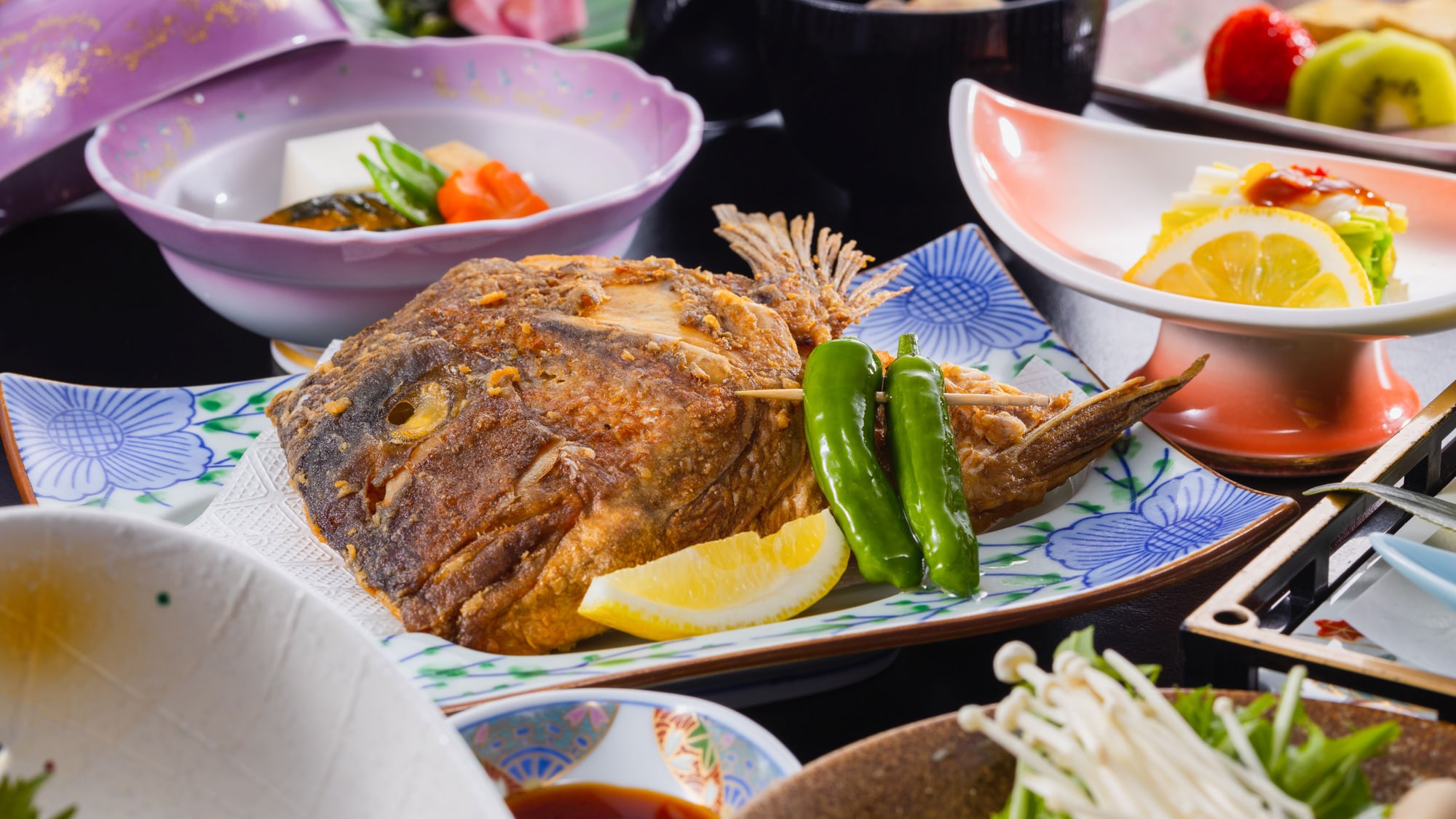[Kuon的特產，炸鯛魚頭]可以享受莊內吃鯛魚頭的習俗的特色菜