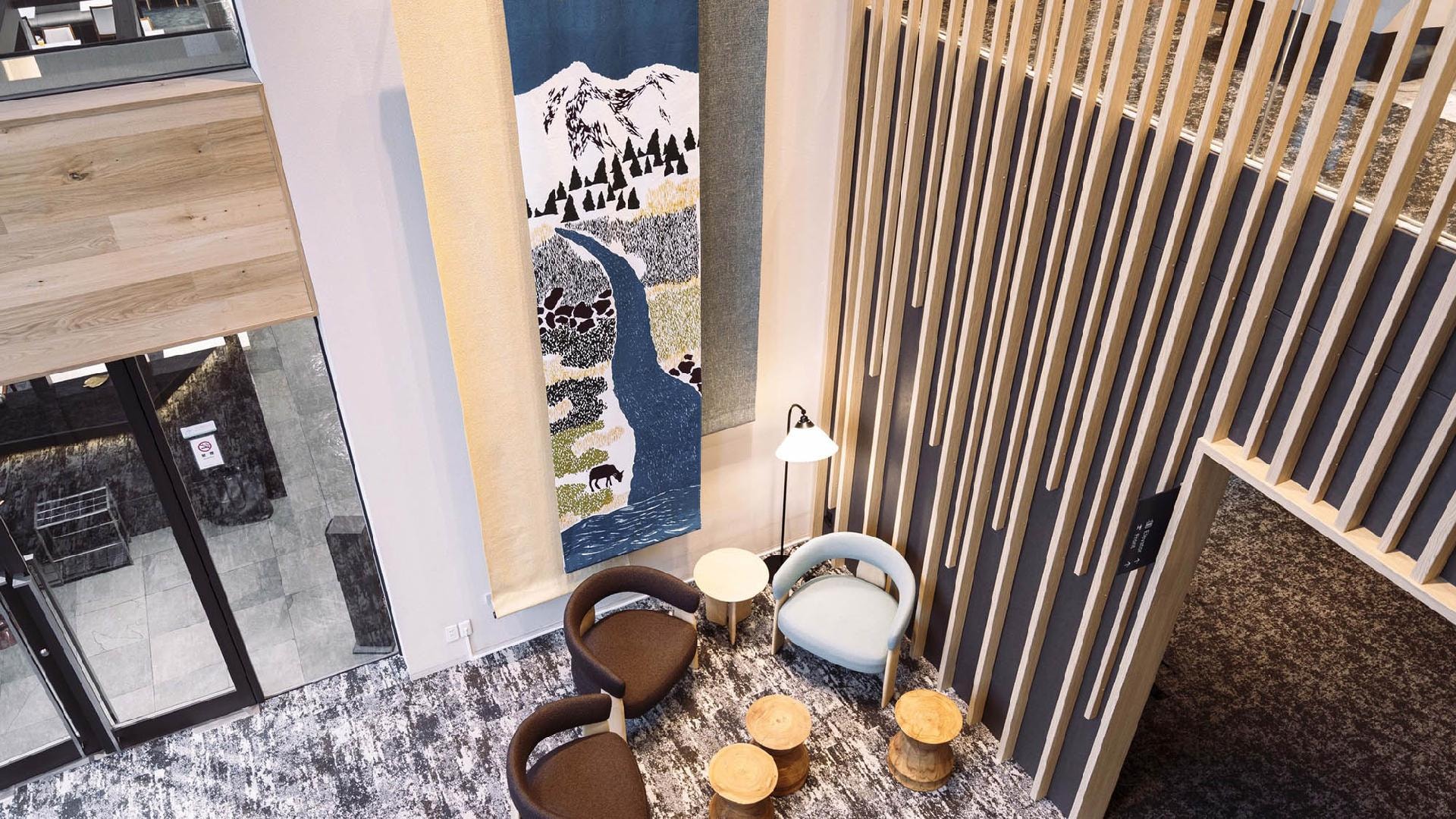 [Lobby] The lobby incorporates motifs related to Tokachi and a natural color palette.