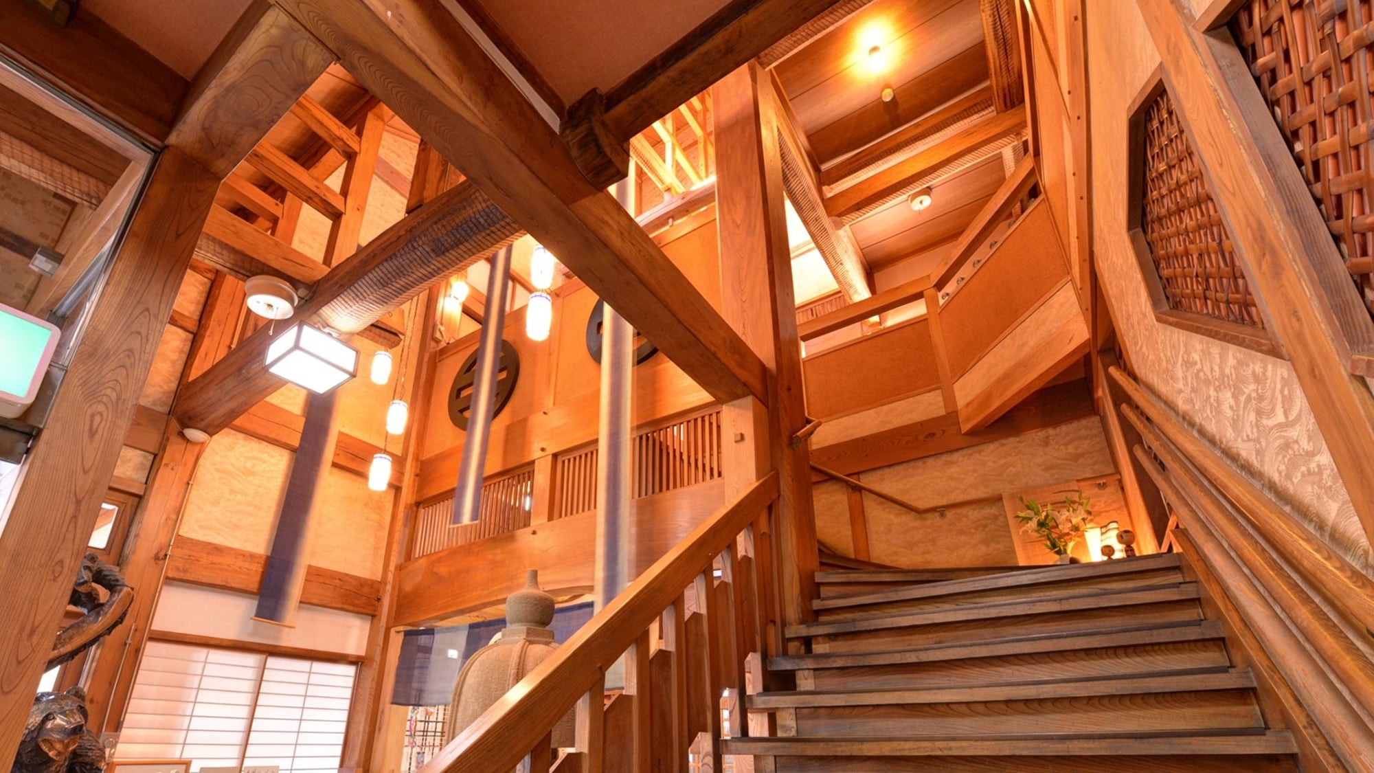 *Amimoto Annex: A two-story building with a solid wooden walkway. A relaxing restaurant with a purely Japanese-style interior.