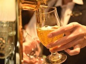 All-you-can-drink alcohol and juice! (For all guests)