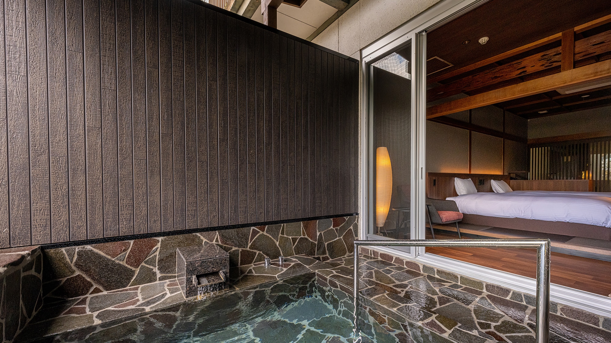 [1st floor special Japanese-Western style room ``Fuka''] A guest room open-air bath that can be used 24 hours a day.
