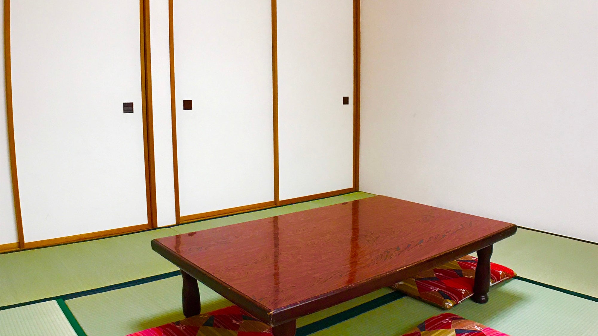 [Japanese-style room] You can stay warm even in winter using the insulated double sash.