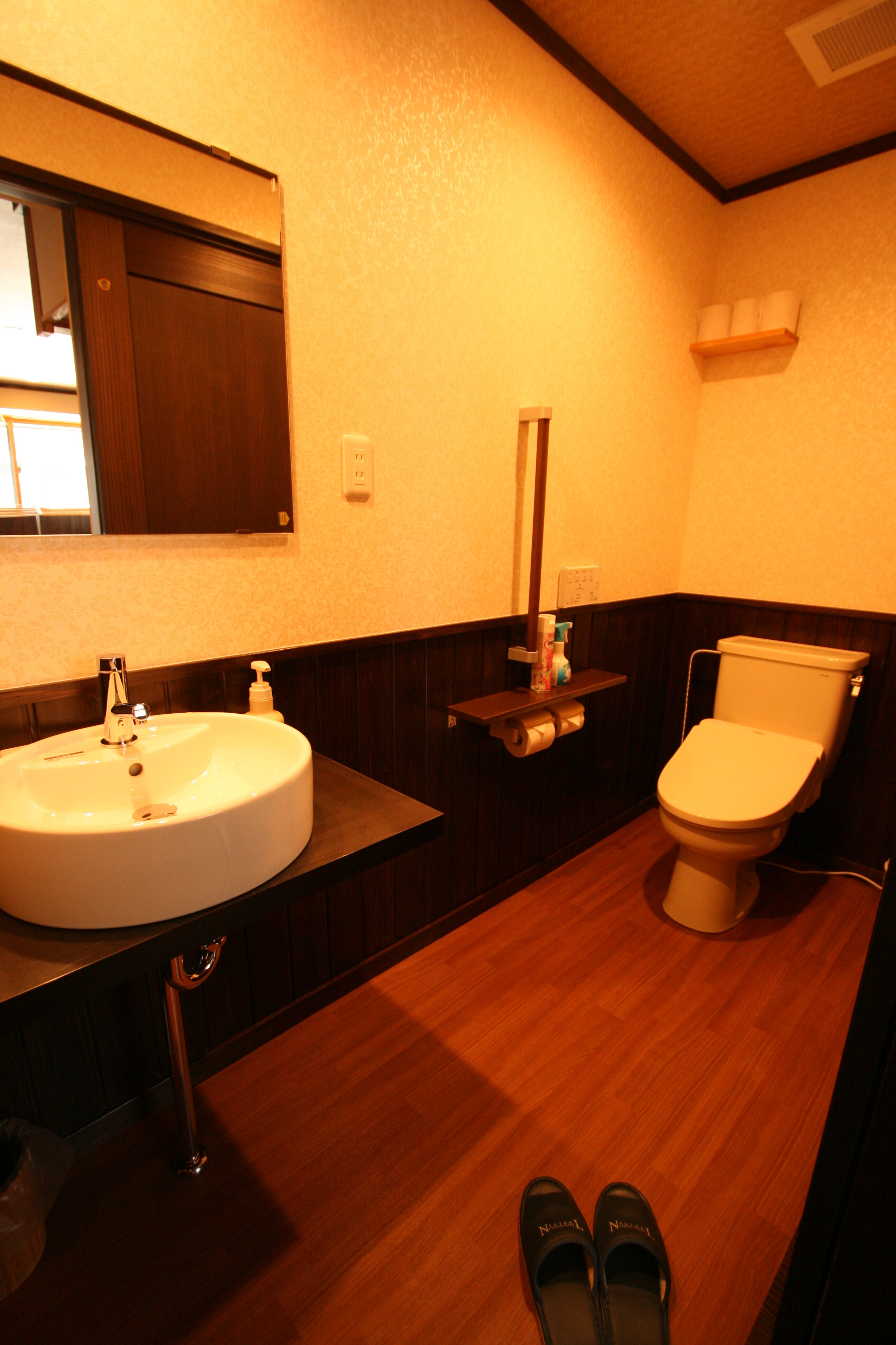 Newly established in January, R4! Twin low bed + 14 tatami mats Kotatsu, modern Japanese-style room [Special room 2nd floor only] 2 toilets and 2 washbasins