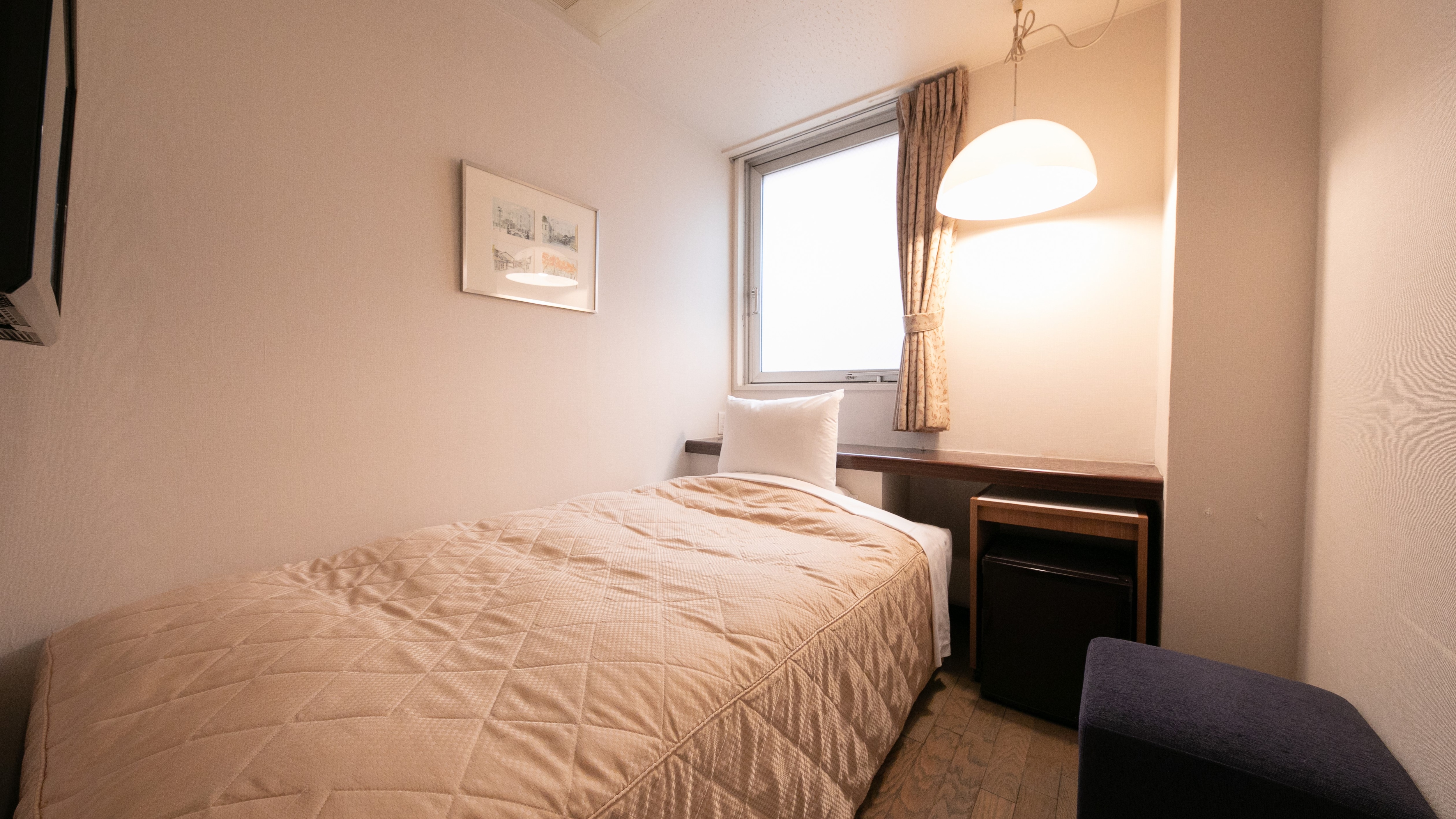 [Single] Room with 8 square meters / bed width 100 cm. The floor has warm wood flooring.