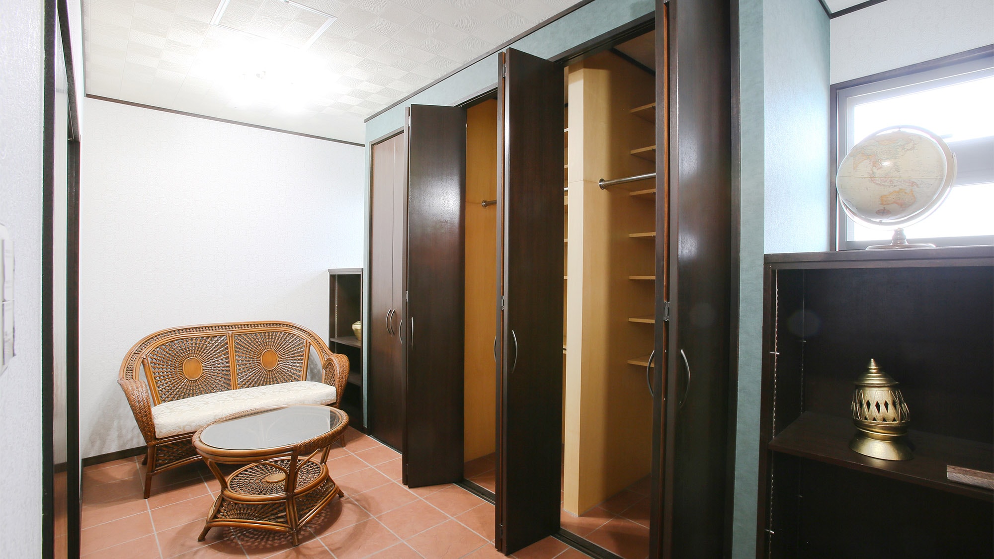 ・ <Suite room Murikabushi> We also have storage shelves for organizing clothes and luggage.