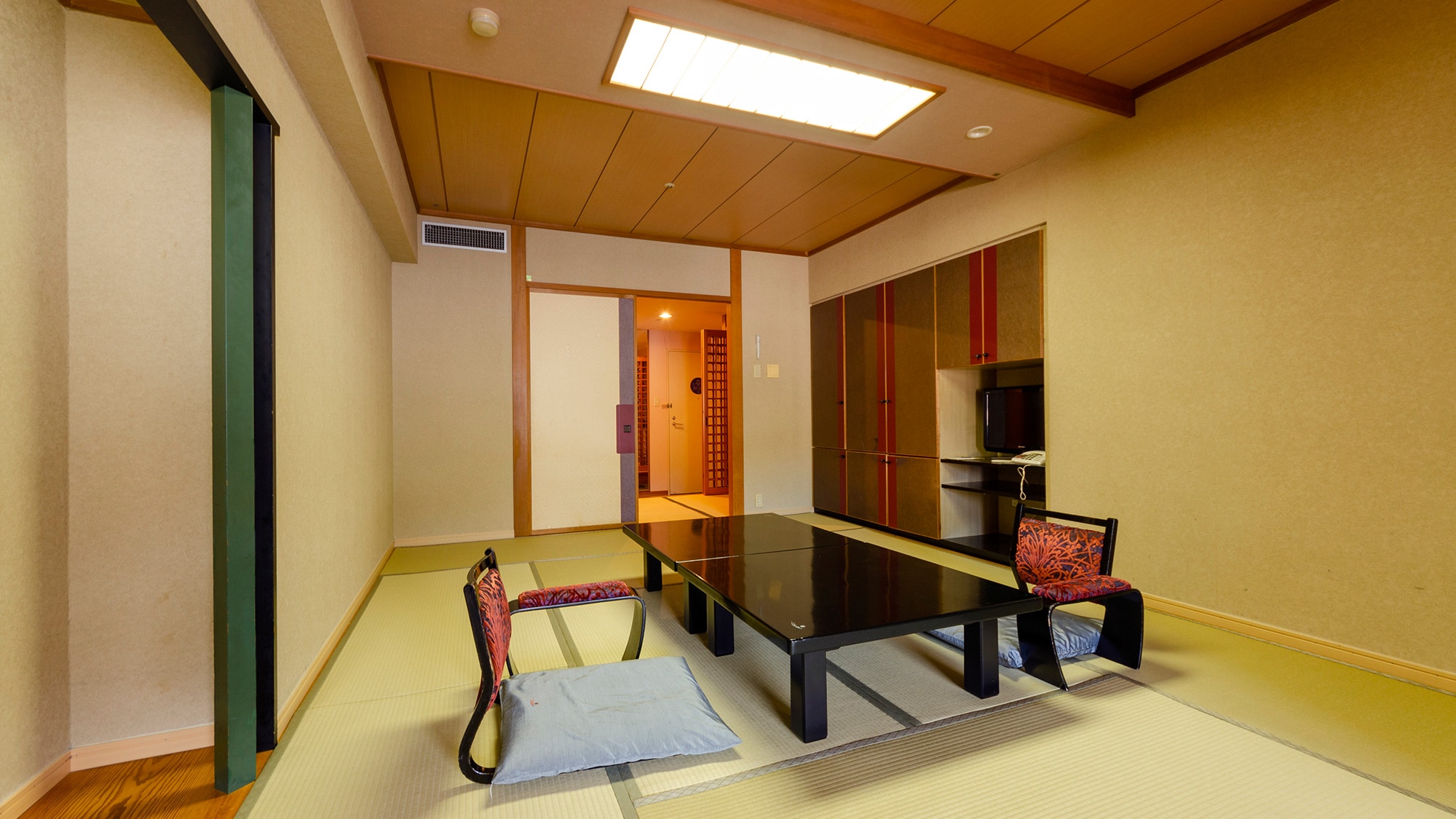 ◆Grand Chateau Building: Japanese-style room 10 or 12 tatami mats (A) (Wi-Fi available)