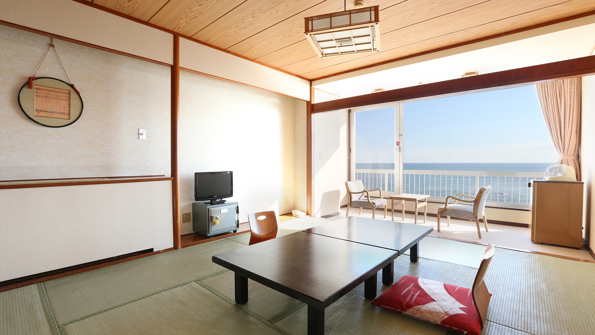 Phòng theo phong cách Nhật Bản (12 + 4,5 chiếu tatami). Bạn có thể thư giãn ở hai phòng liền kề.