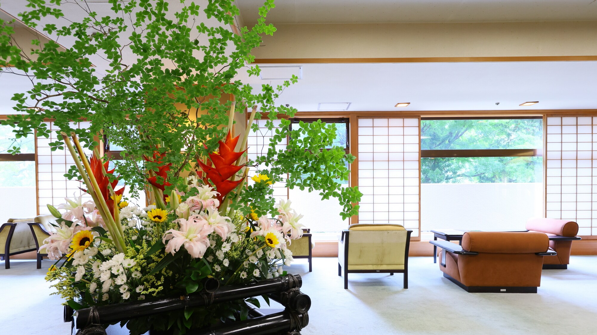 [Lobby] Seasonal flowers welcome you