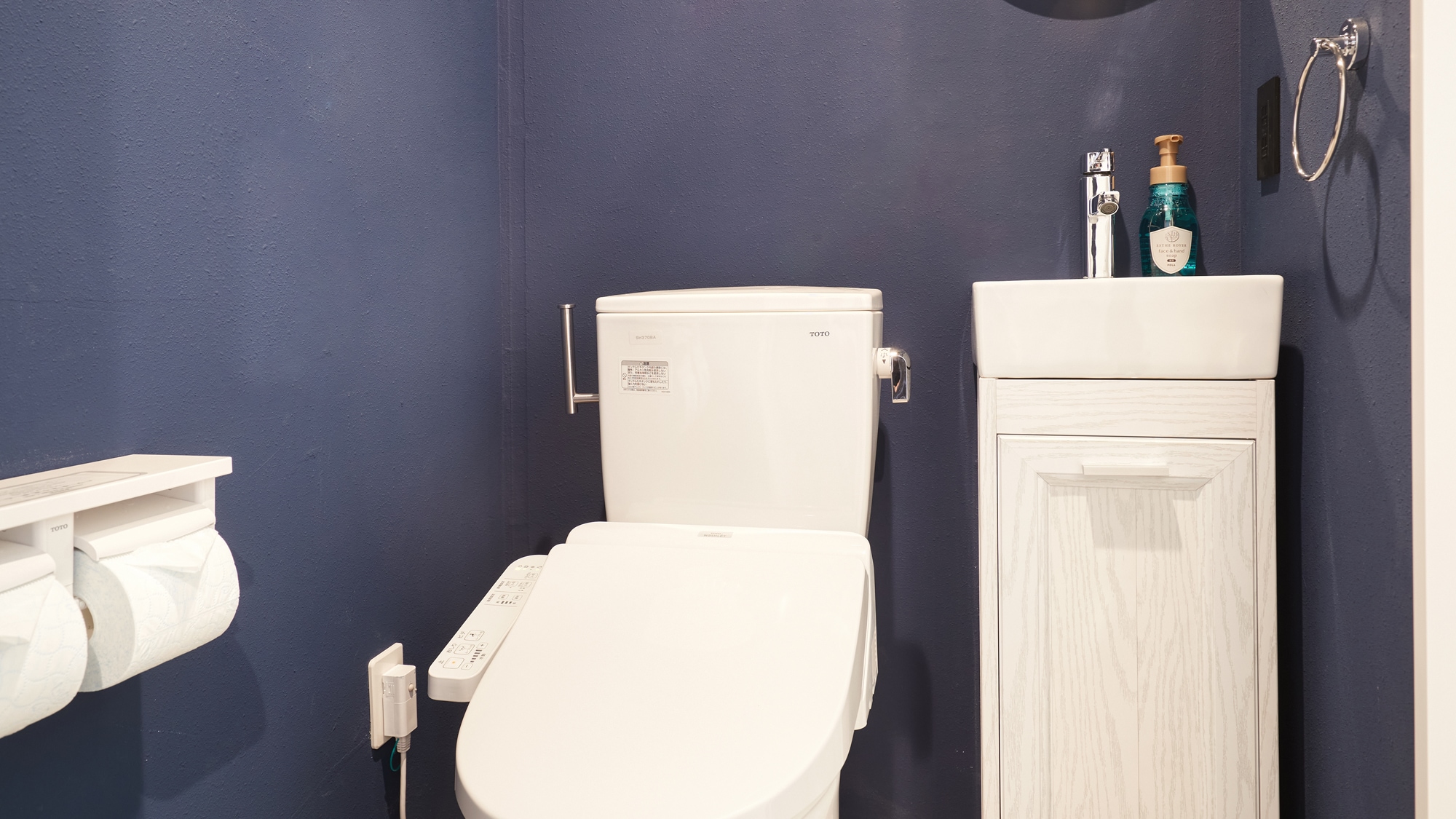 밤하늘을 연상시키는 깊은 블루. 깨끗하고 사용하기 쉬운 레스트 룸을 준비했습니다.