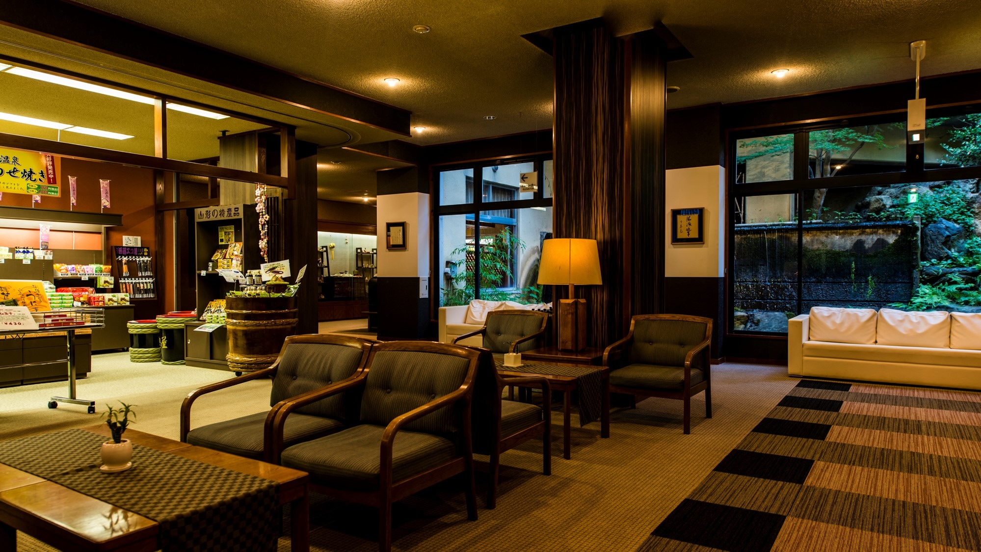 [Roby Lounge] A space with classic modern colors. Welcome drink served at check-in