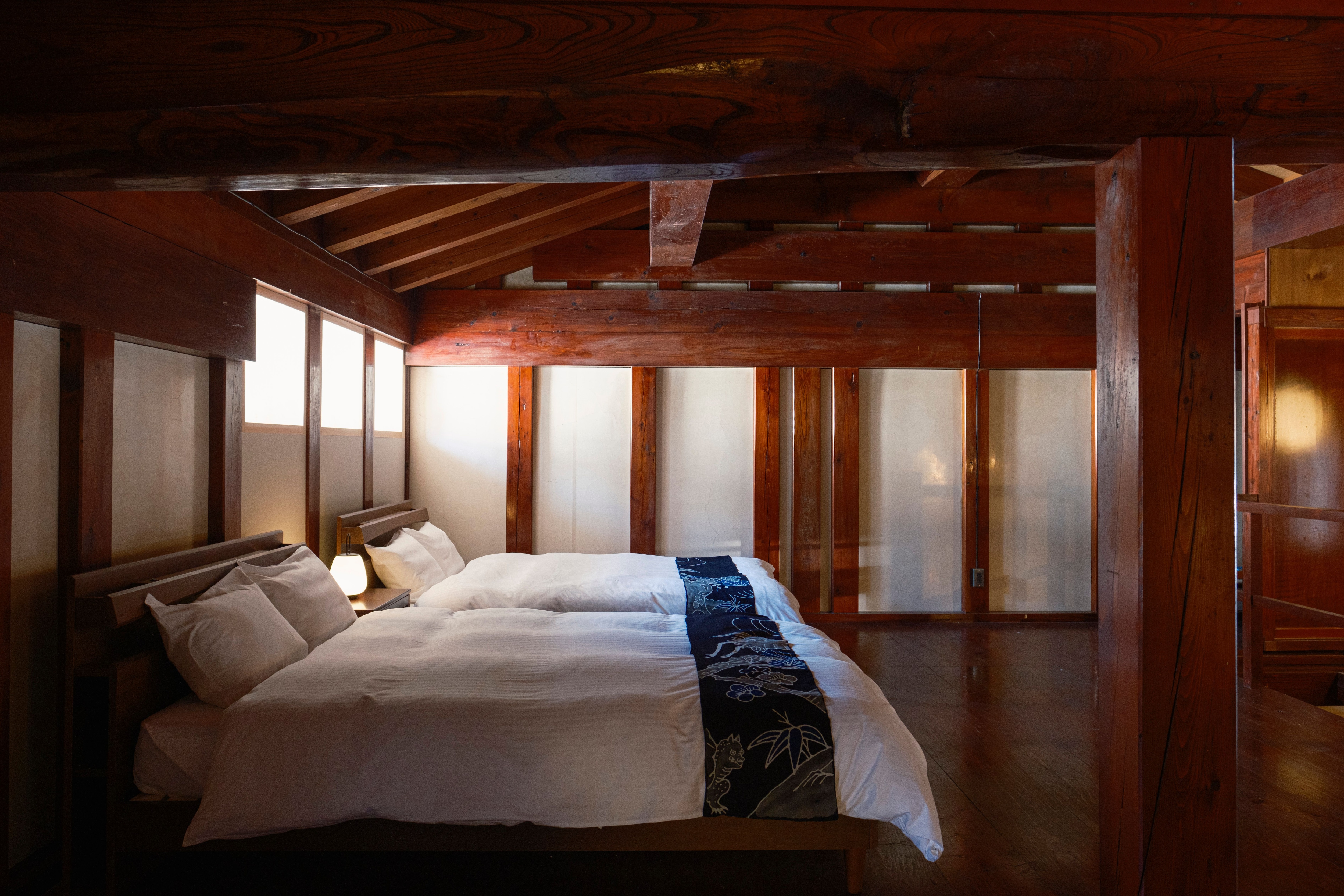 Suite dengan Aizome | Pelapis tempat tidur menggunakan kain berwarna nila peninggalan keluarga Shibayo terdahulu.