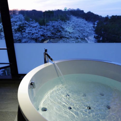 Kamar Superior Twin dengan Pemandangan Bath / Anda dapat menghabiskan waktu mewah di kamar mandi dengan pemandangan menghadap Kastil Hikone.