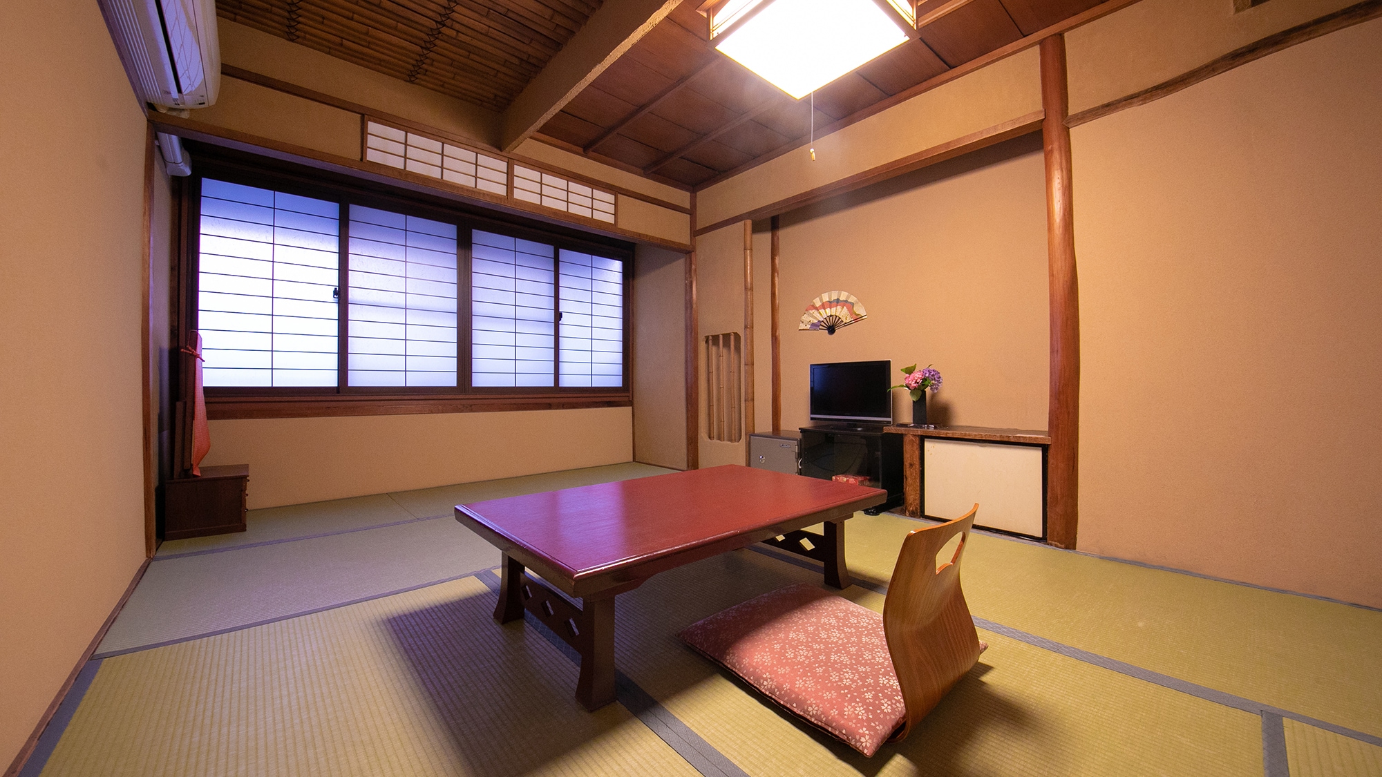 A tasteful Japanese-style room that retains the atmosphere from when the hotel was founded. [Japanese-style room no bath or toilet]