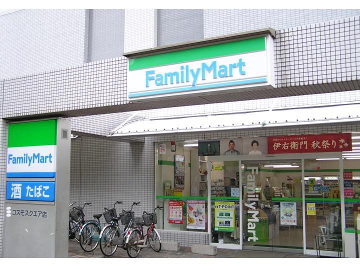 Convenience store on the hotel premises [24 hours]