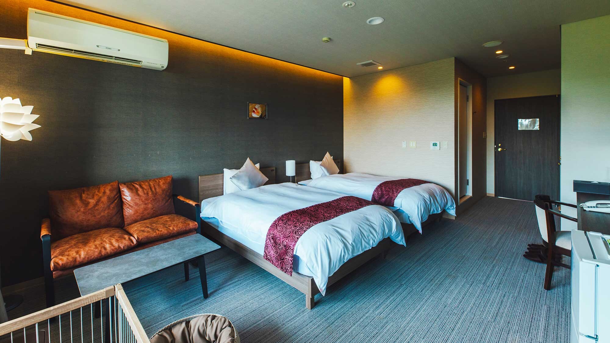 [Superior Twin] Enjoy a good night's sleep on the spacious Simmons bed.