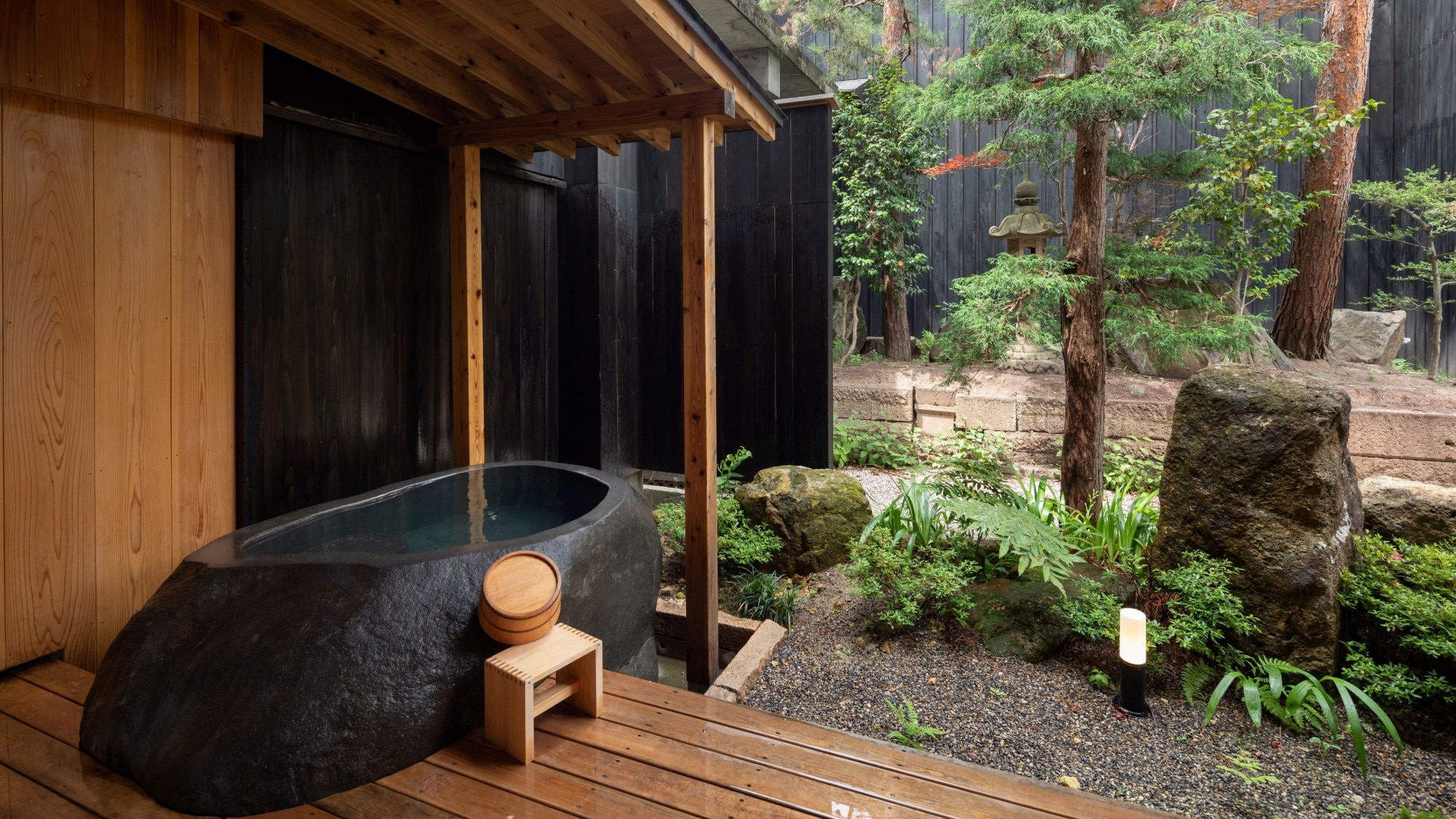 [YAMAGATA 02] An open-air bath with a hollowed out Zao stone in the garden. While admiring the small garden, let the Akayu hot springs flow