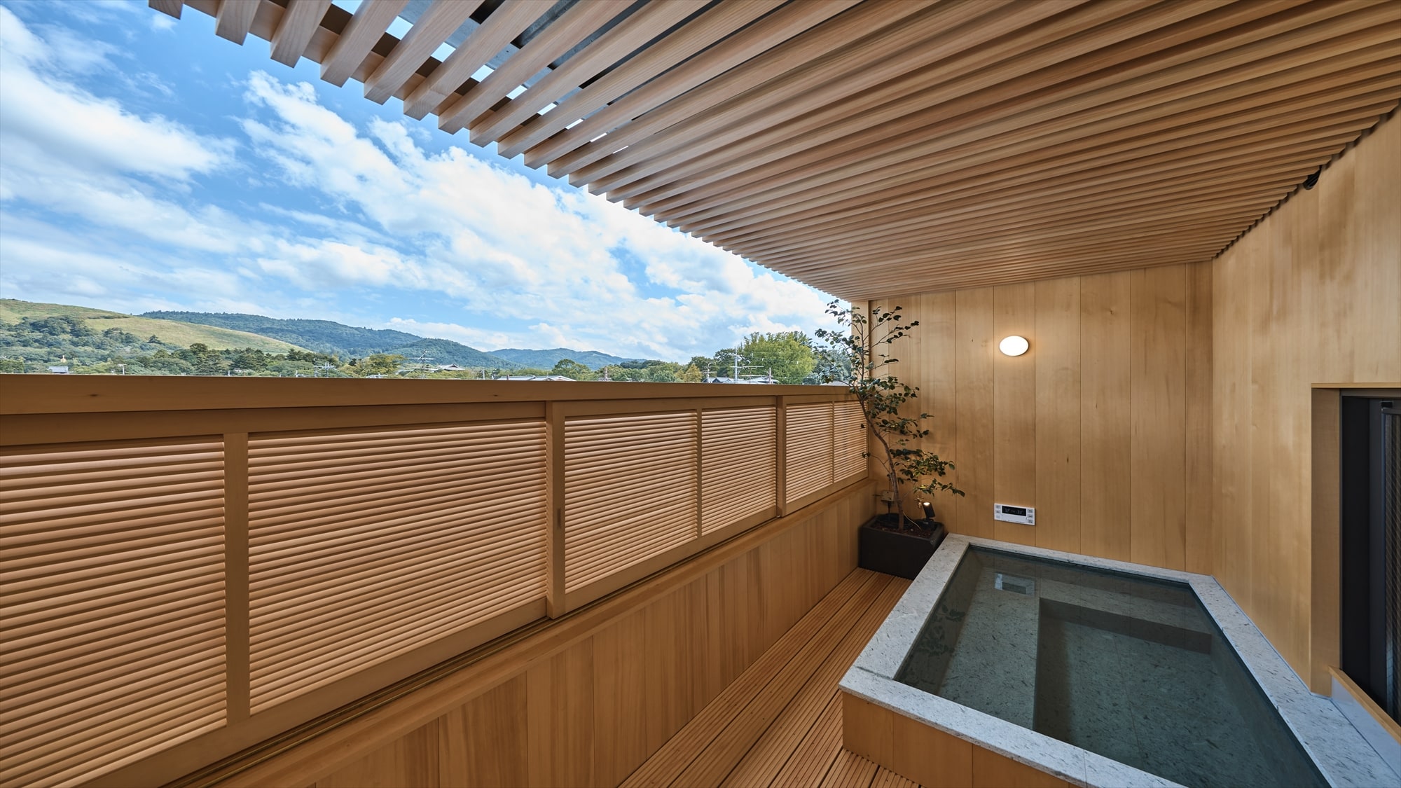 [Room 306 Tsuchi] Open-air bath with a view of Todaiji Temple and Mt. Wakakusa