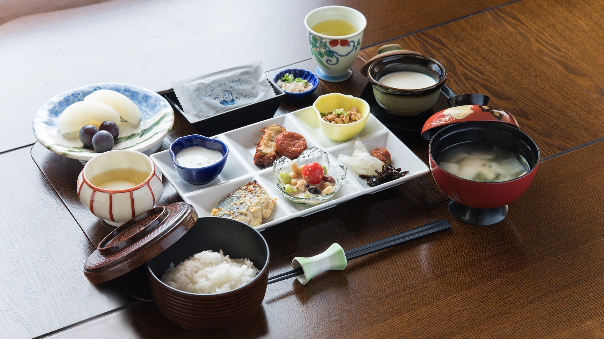 *[Breakfast example] A warm Japanese breakfast, with a little at a time.