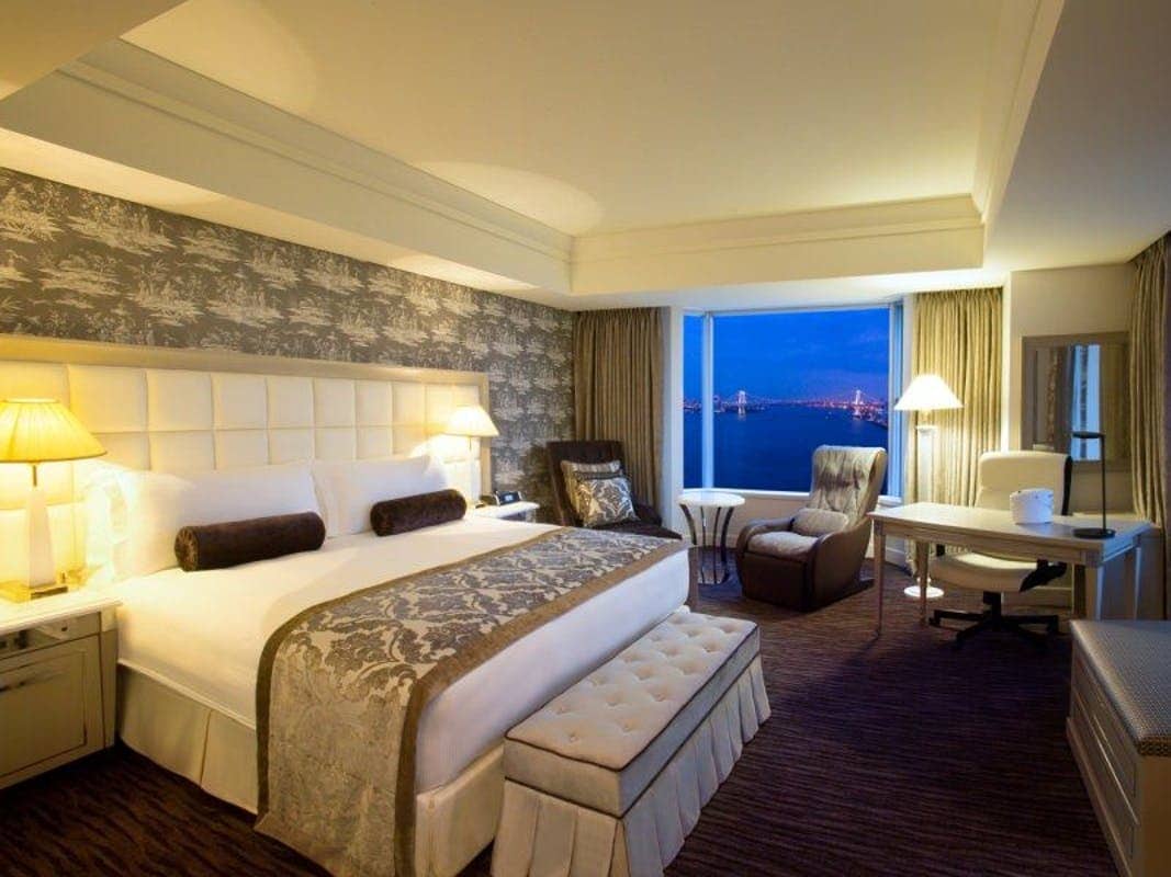 Executive Premium Bay View Double (18th and 19th floors) 1