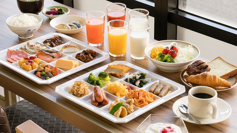 ◇ 日式和西式自助早餐 ◇ 上菜示例