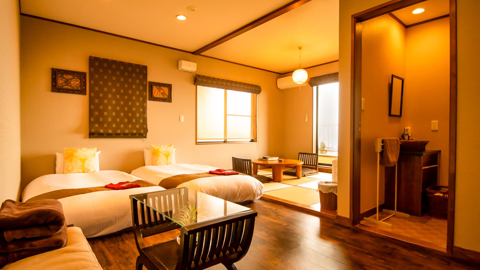 [Mon] You can stretch your legs and relax in the raised tatami space.