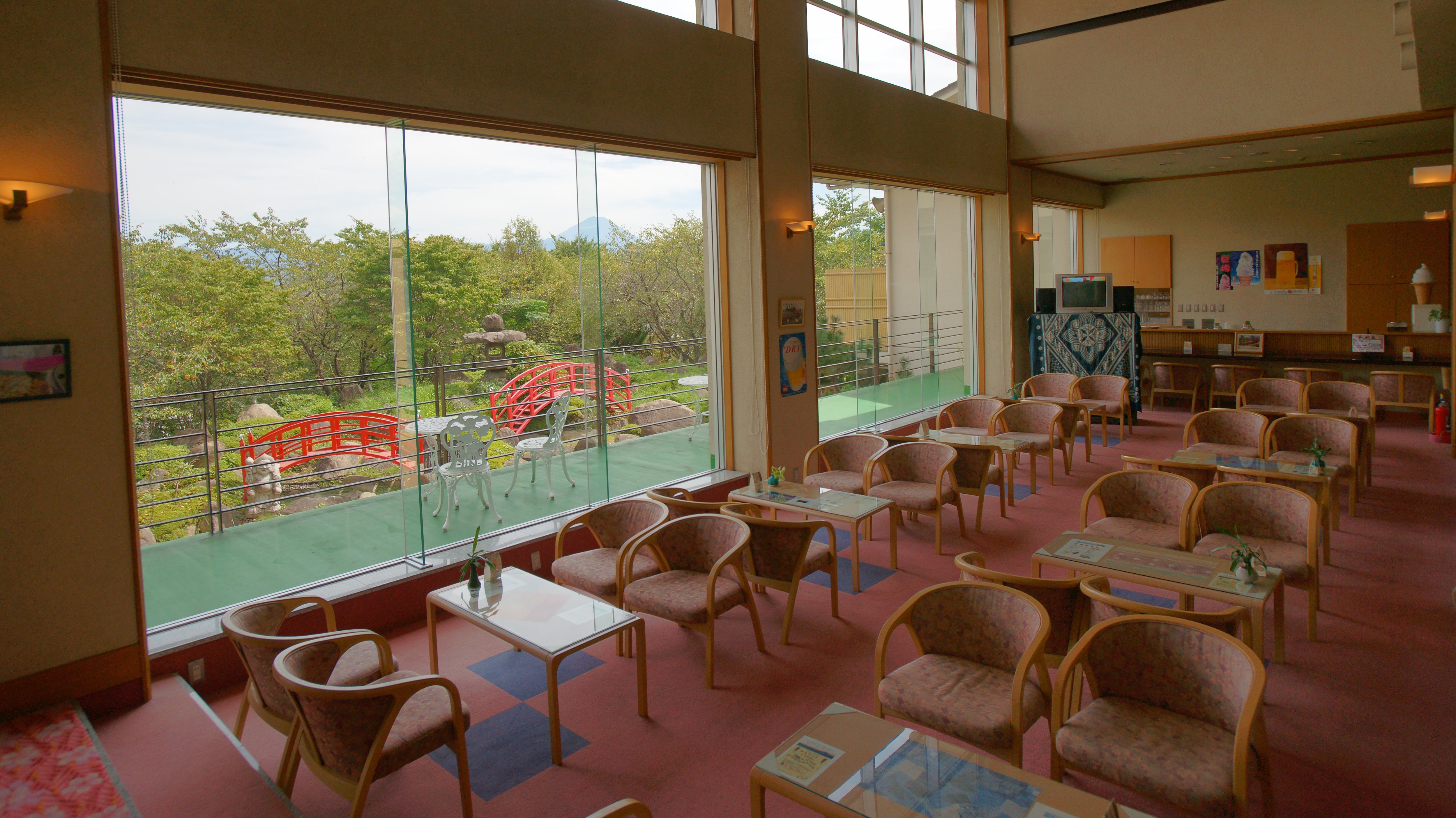 A lounge with a nice view where the light shines through the large windows. We have soft drinks, alcoholic beverages, soft serve ice cream, etc.