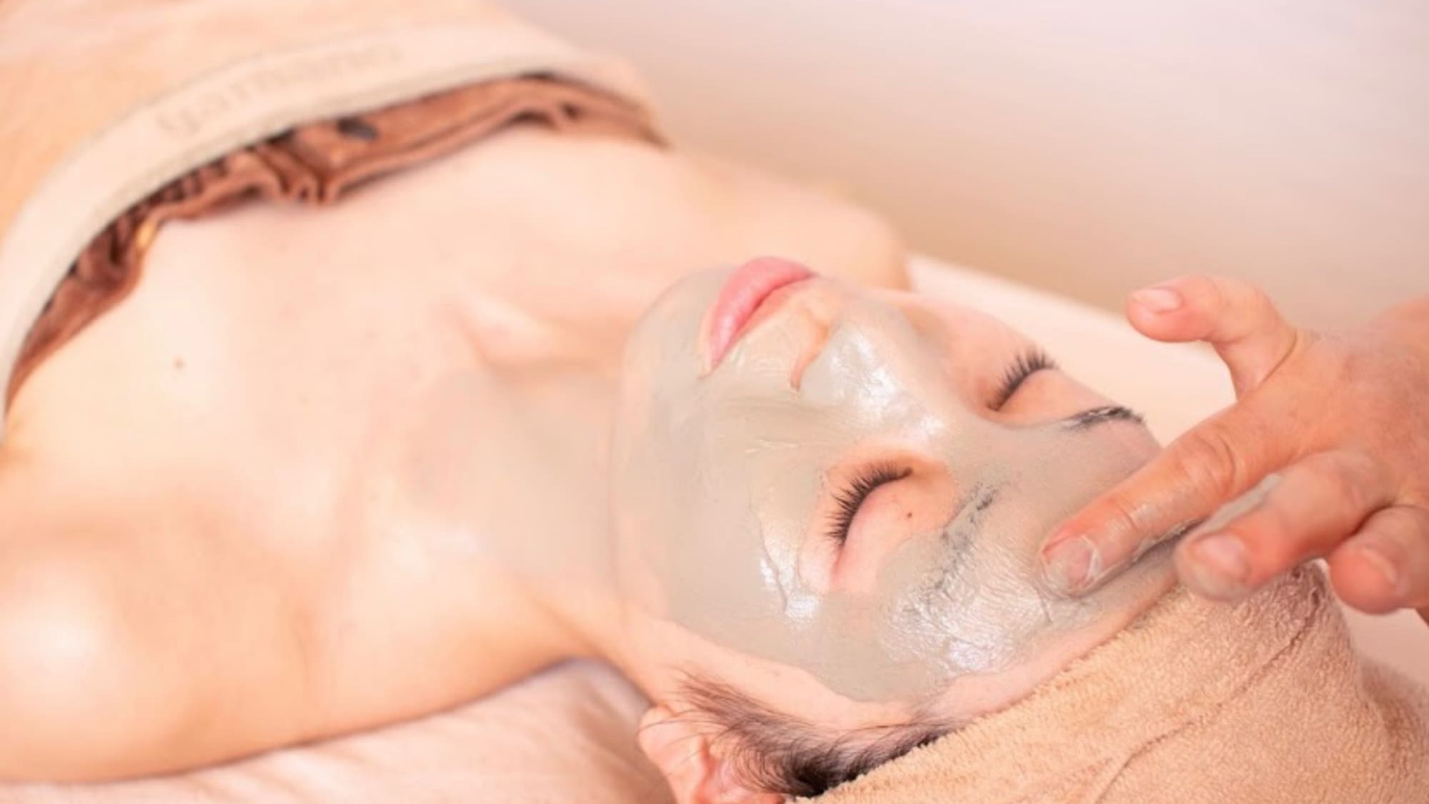 1 minute by car! Located about 450m north of our hotel is [Yamano Aiko's Muddy Beauty Salon de Apiuse]