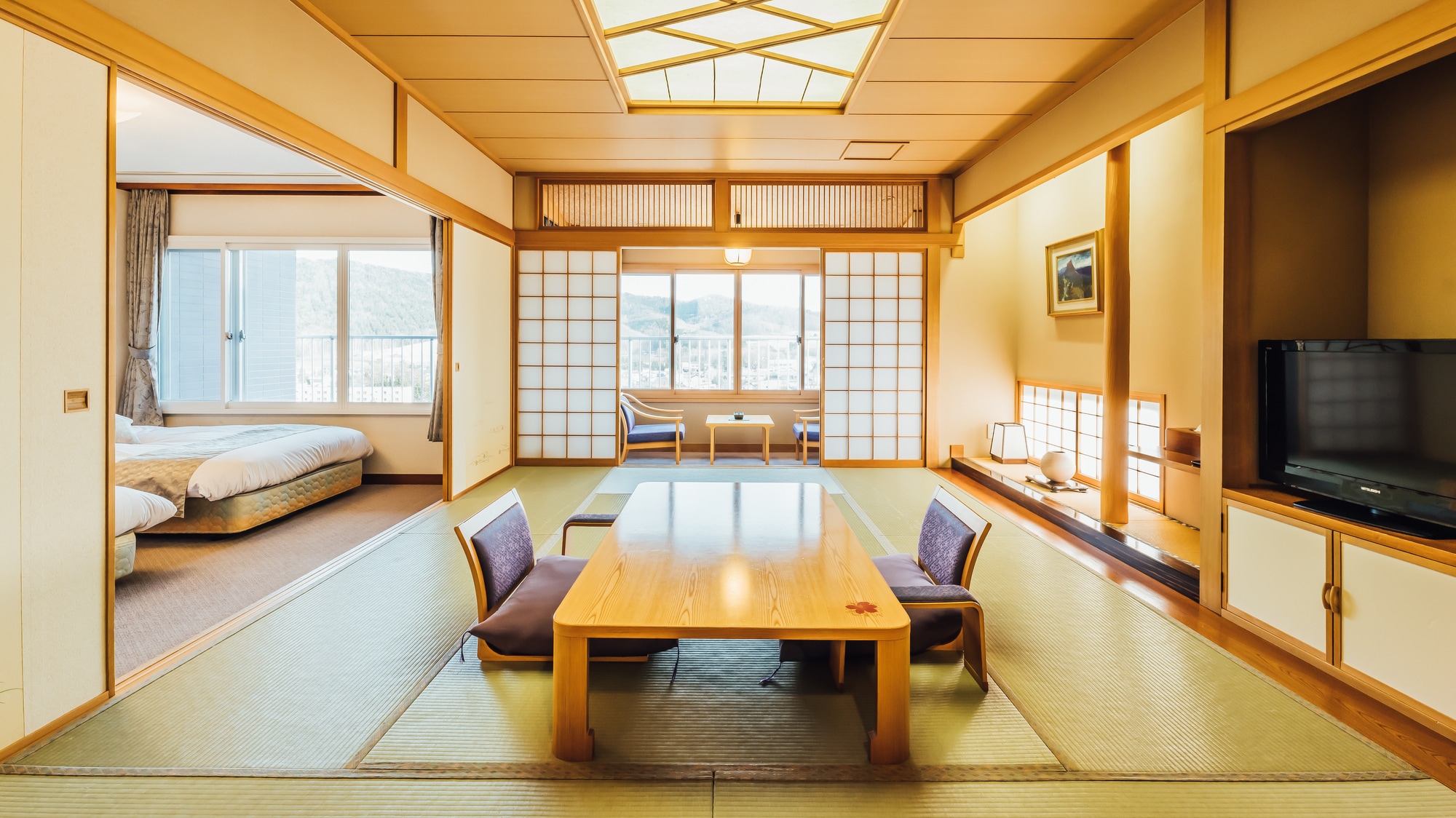 [Hienkaku] Japanese-Western style rooms are located on the 9th and 10th floors, offering excellent views.
