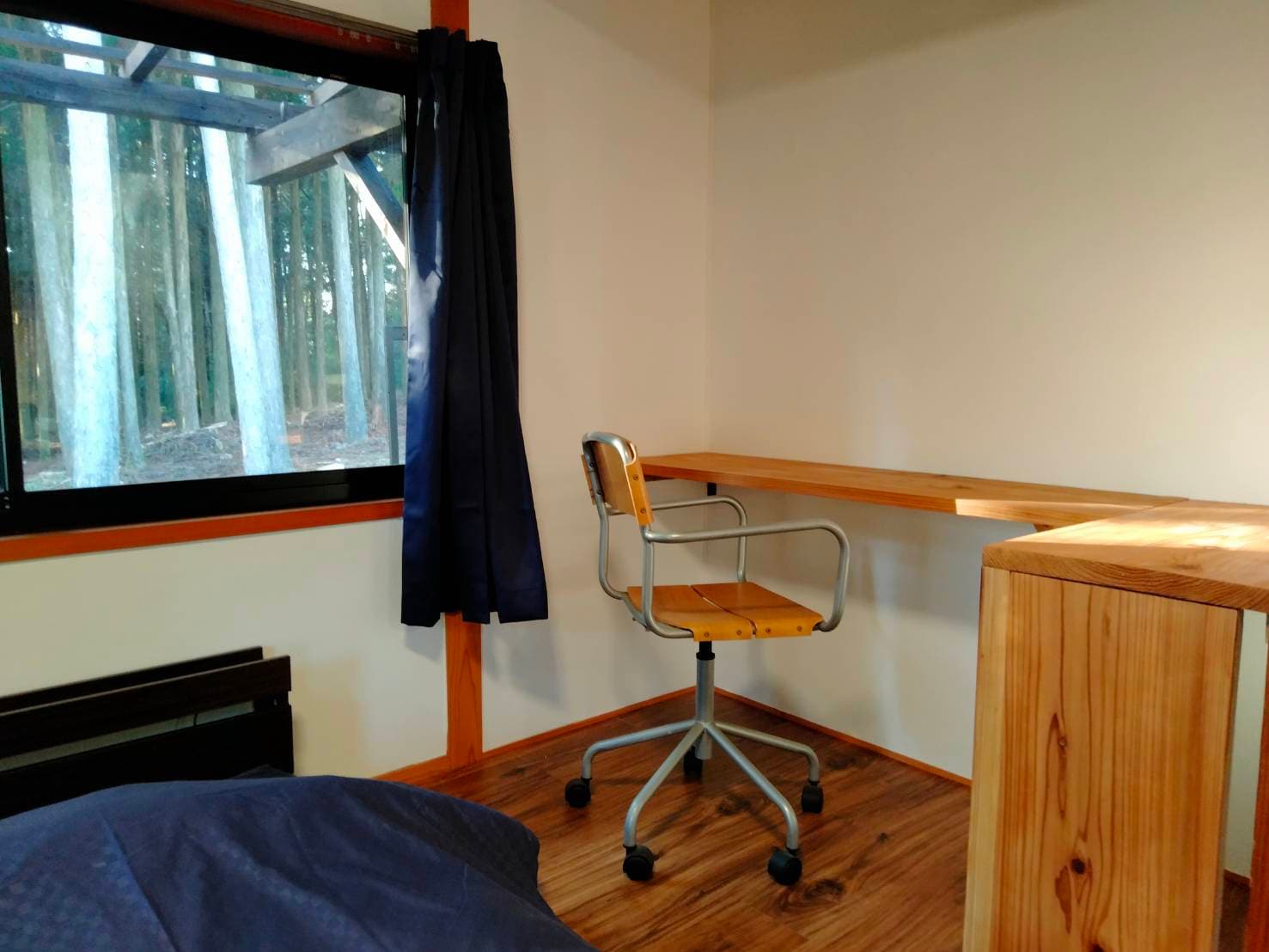Workcation at a desk made of Oguni cedar?