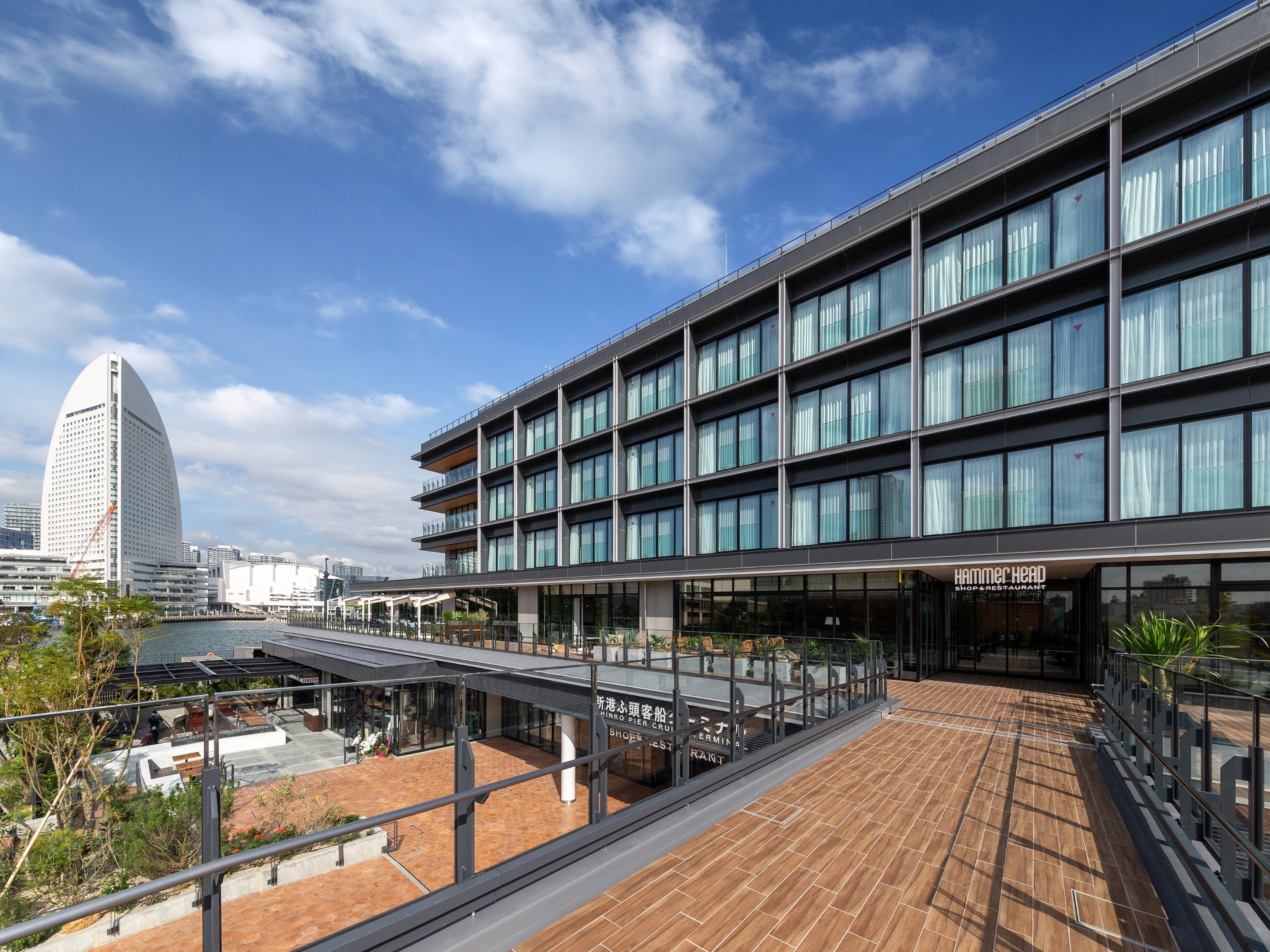 ภาพภายนอกโรงแรมในเวลากลางวัน