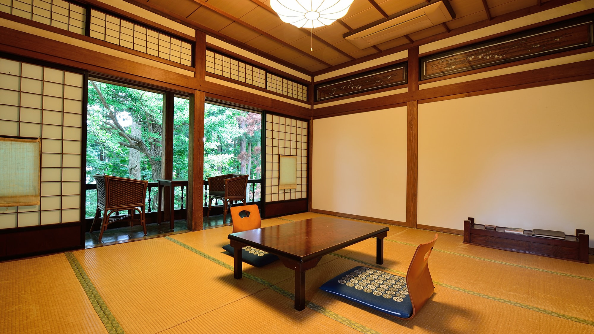 *[10 tatami mats / guest room example] This is a quaint room that has remained unchanged since the Taisho era.