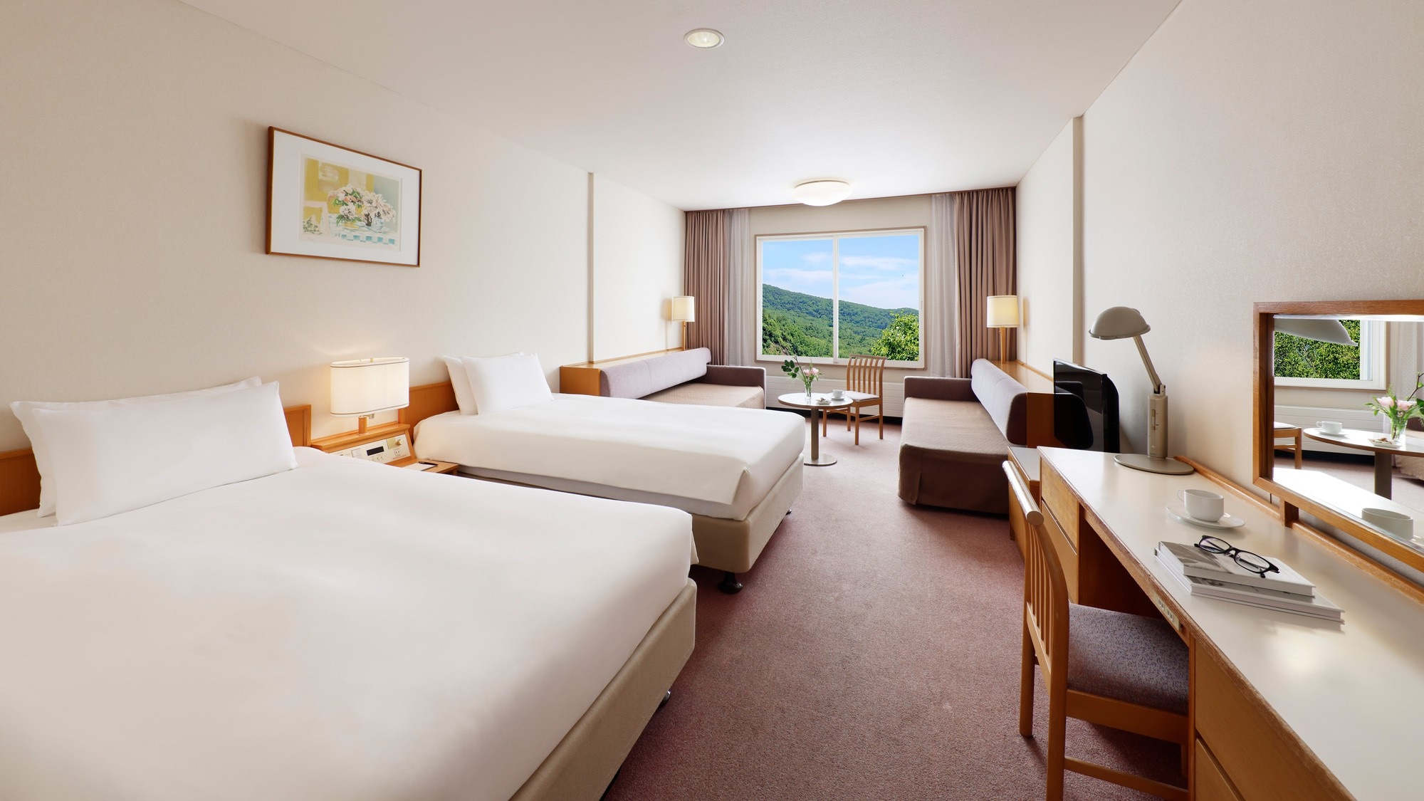 [Main Building Family Room] With two beds and two sofa beds, everyone can have a fun stay together.