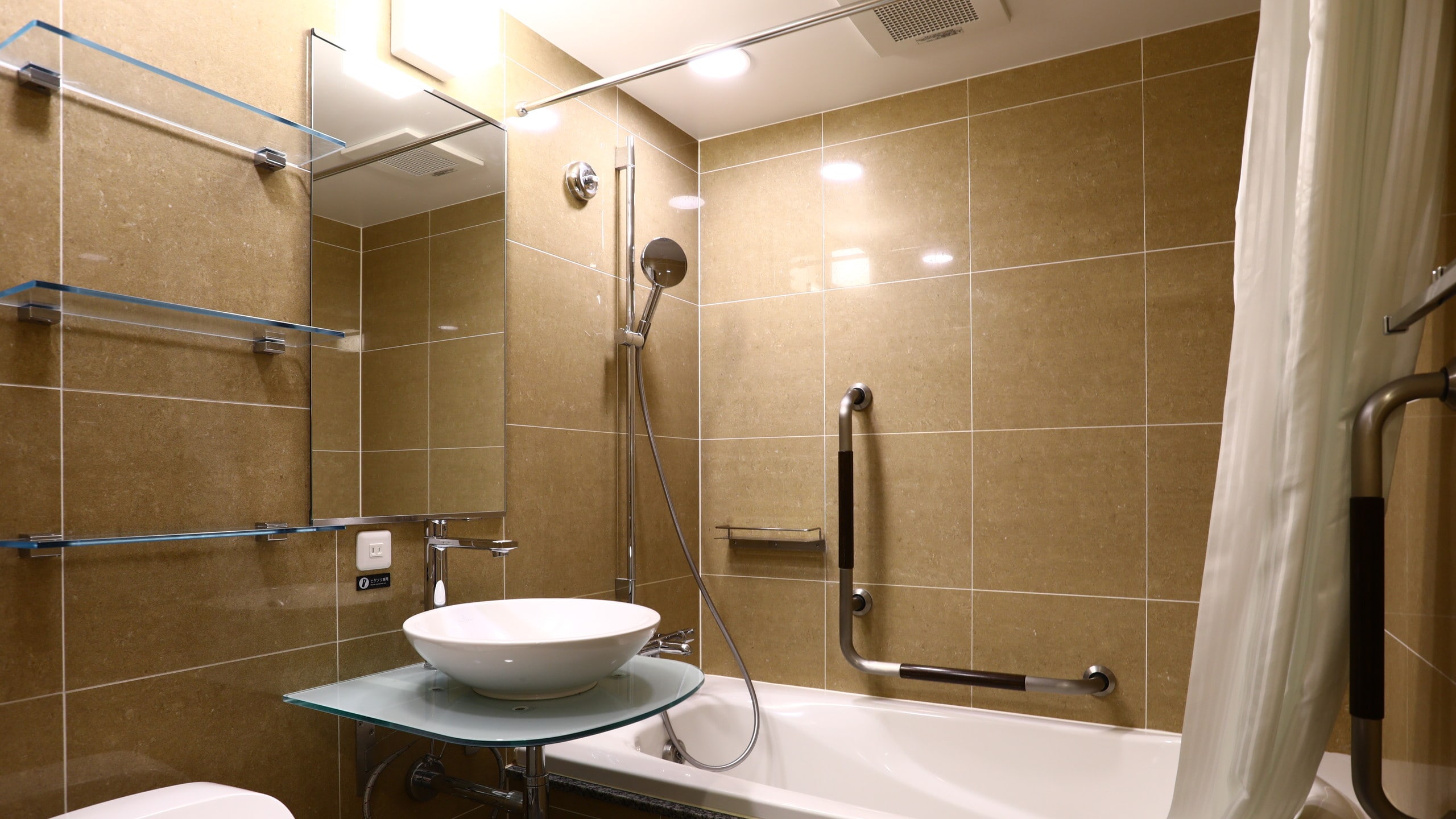 Deluxe twin bathroom (depth 50cm, width 65cm, length 130cm, no step at the entrance.)