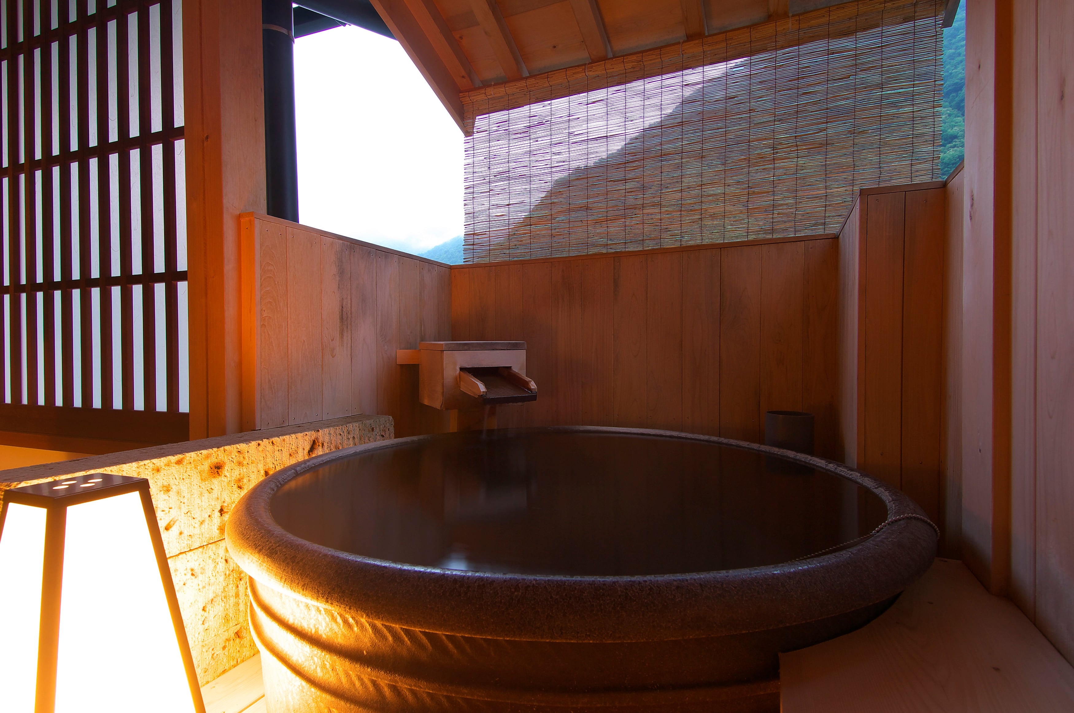 Phòng theo phong cách phương Tây có 10 tấm chiếu tatami, phòng lò sưởi và phòng tắm nửa ngoài trời