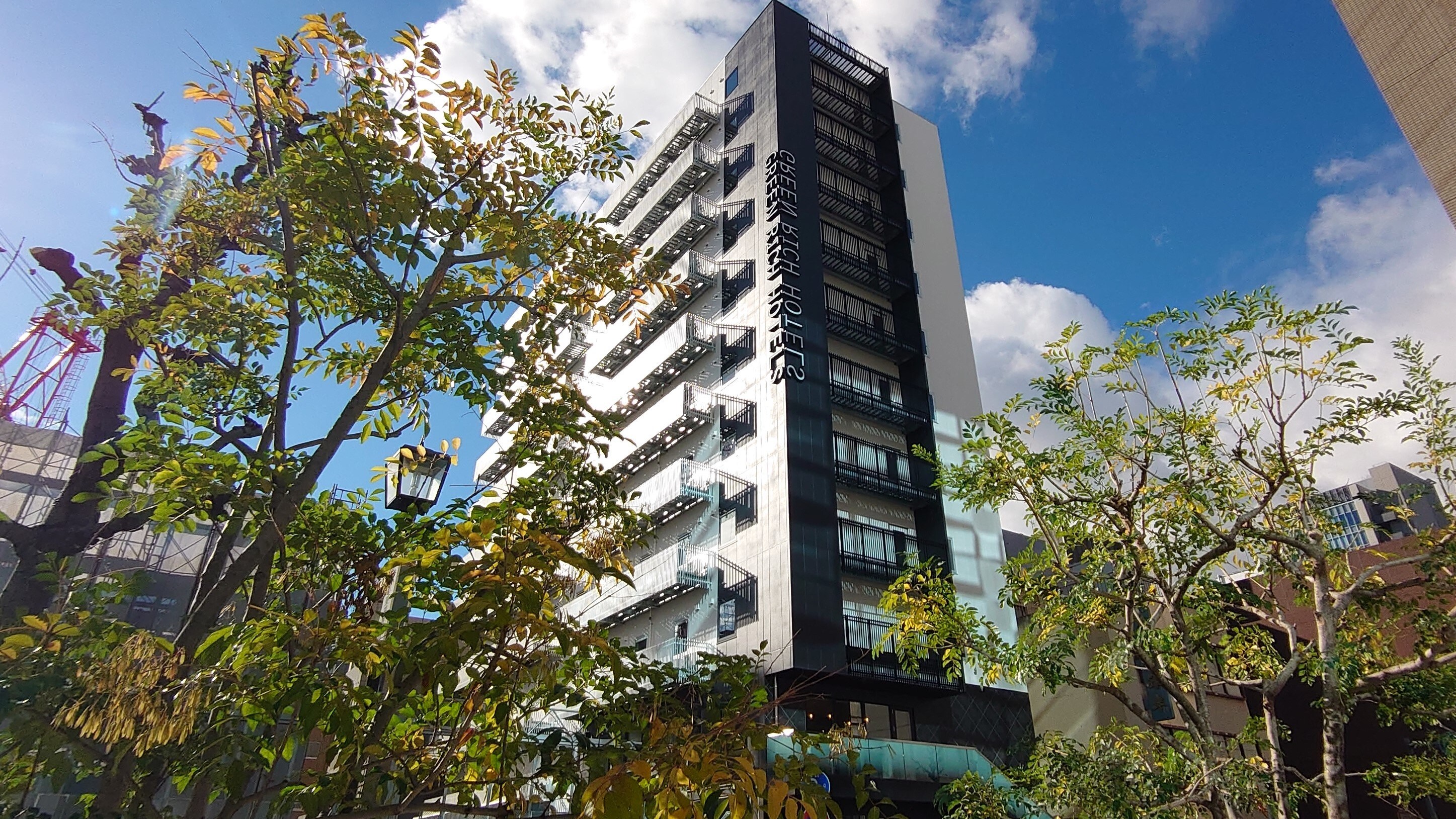 Hotel exterior (daytime)