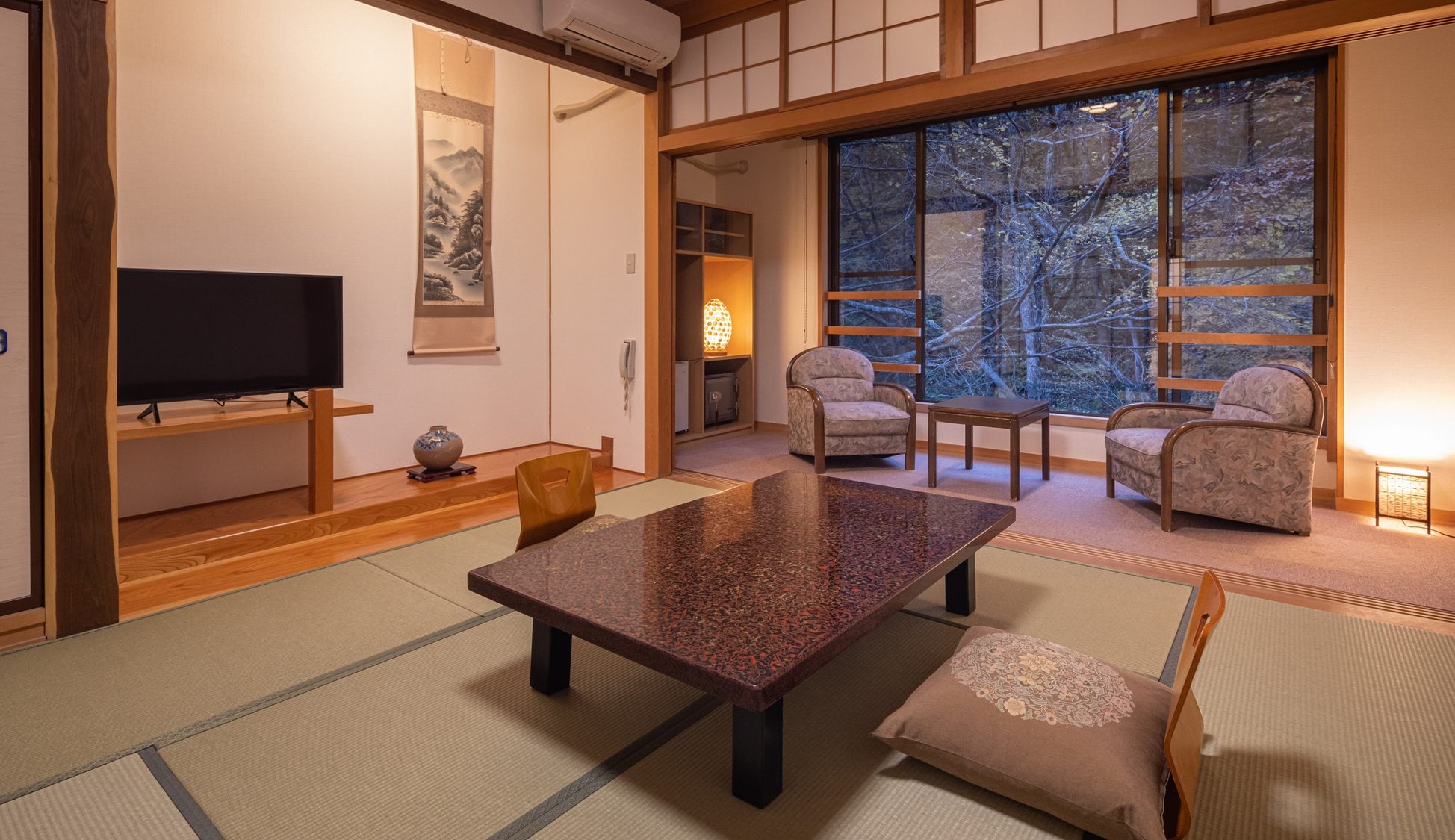 [Example of 12.5 tatami Japanese-style room in the main building]