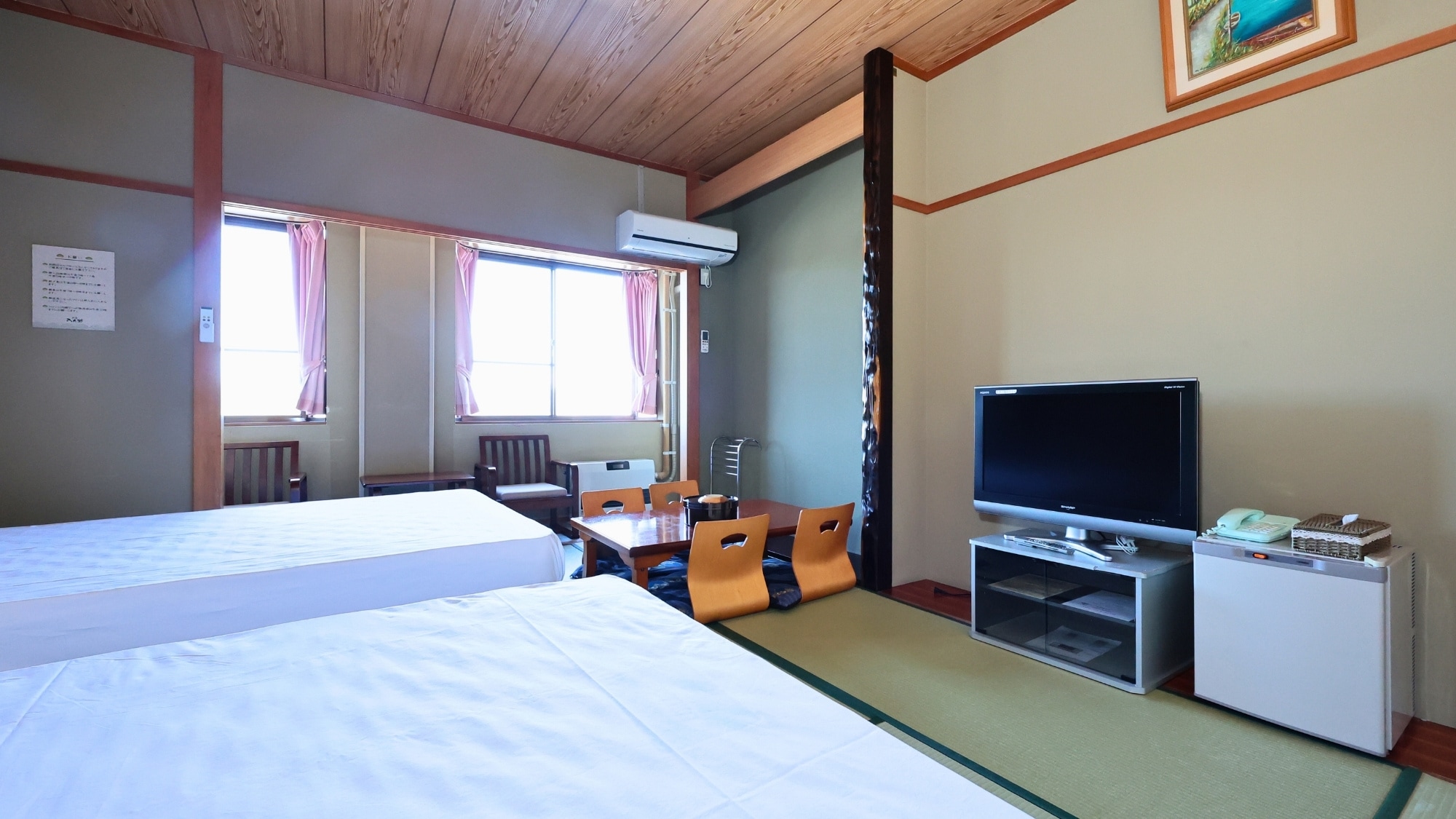 ・Japanese-style room + relaxing space with TV