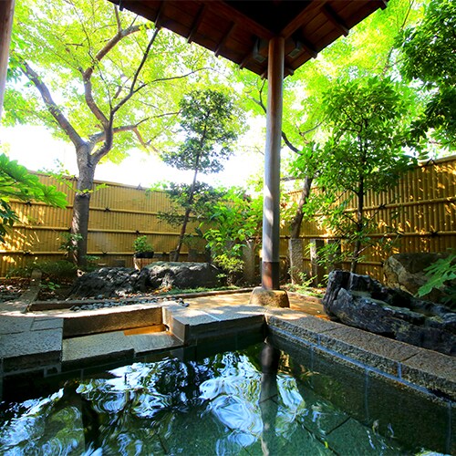 A garden open-air bath with Maifan stone and trees of the four seasons. Increases relaxation effect and recovers from fatigue ◎