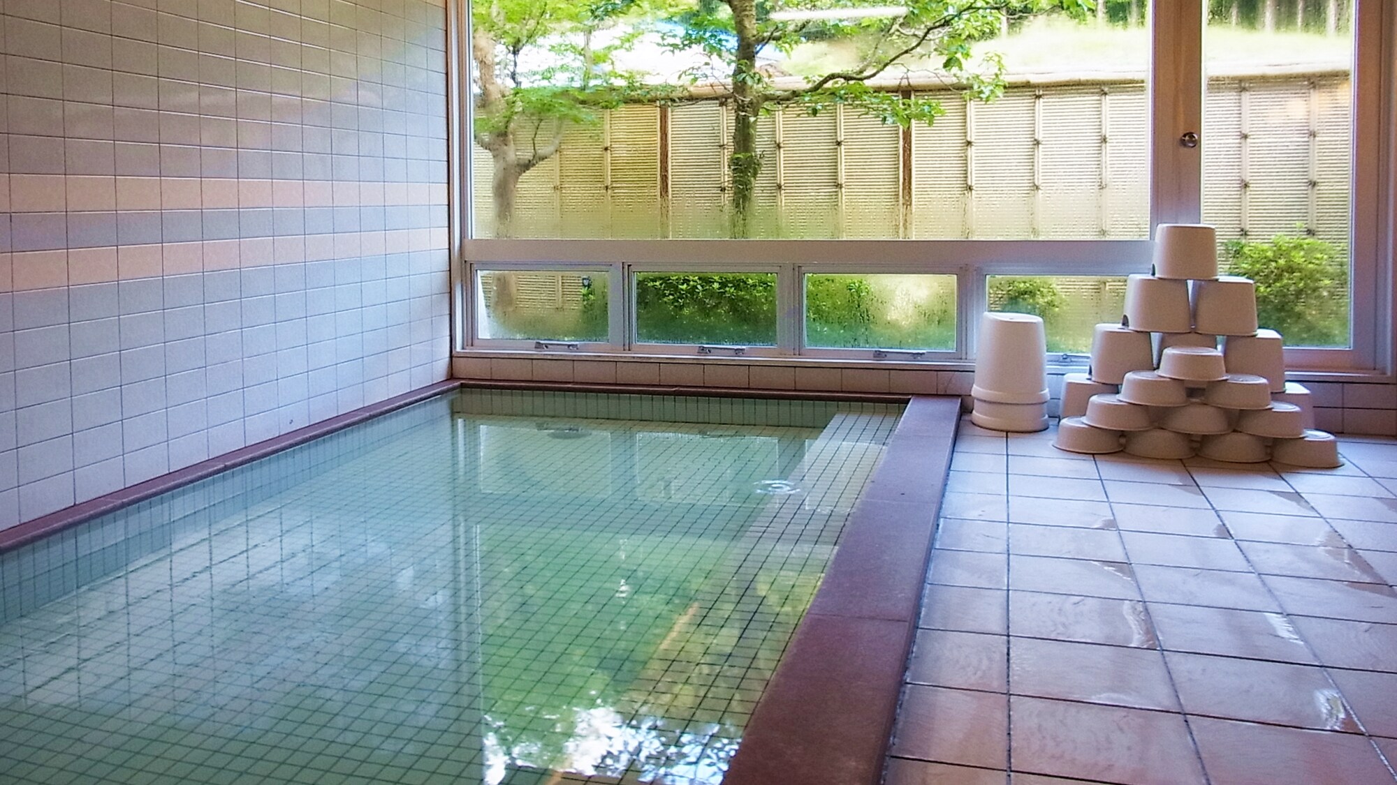 *[Large public bath] Hydrogen carbonate cold mineral spring, which is rare in this area, is 5 to 6 times more effective than the hot spring law standard.