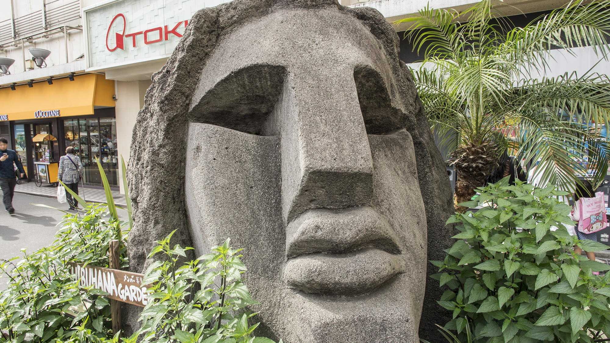 Nearby sightseeing | Shibuya Moai Statue (approximately 10 minutes by public transportation)