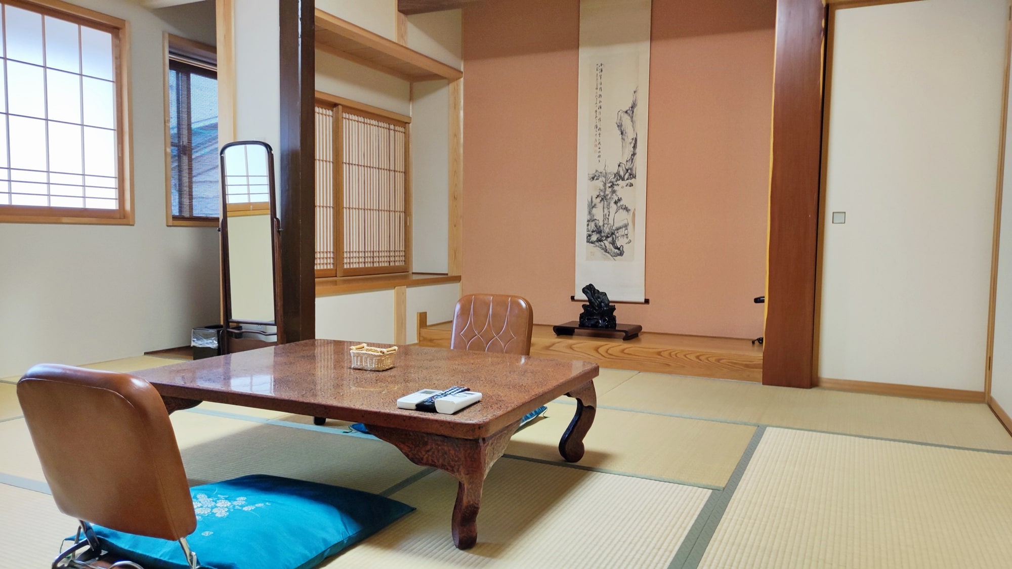 *Example of a guest room (12 tatami mats) / A Japanese-style room that can accommodate up to 4 people. It is comfortable and has a separate shower booth.