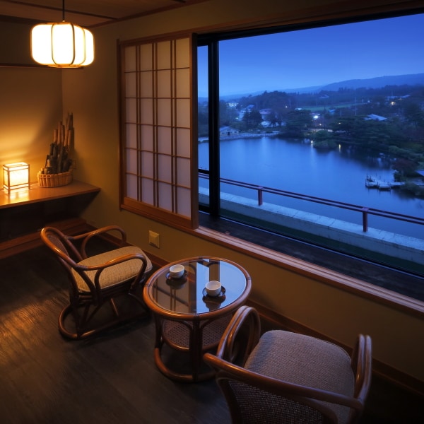 Overlooking Kagamigaike from the Japanese-style room on the pond side, which boasts a view (early morning)