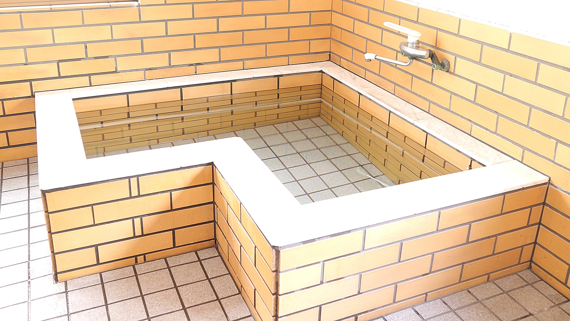 *[Bath] The women's bath is a tiled bath. Shampoo, rinse, and body soap are provided.