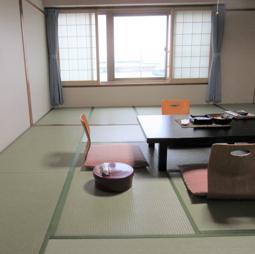 [Japanese-style room with 15 tatami mats / bath and toilet included] You can see the ocean from the guest room window.