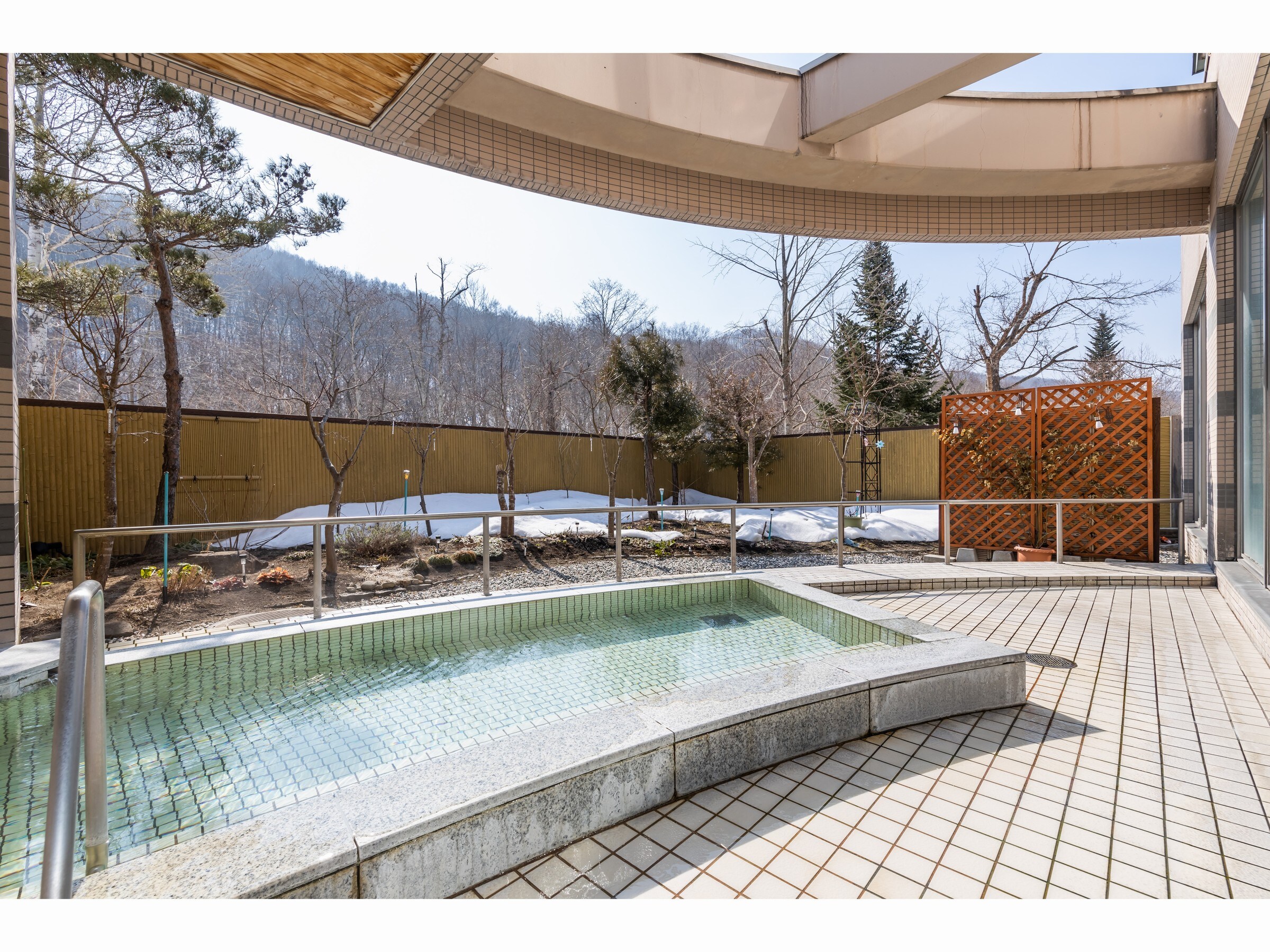 Open-air bath (winter)