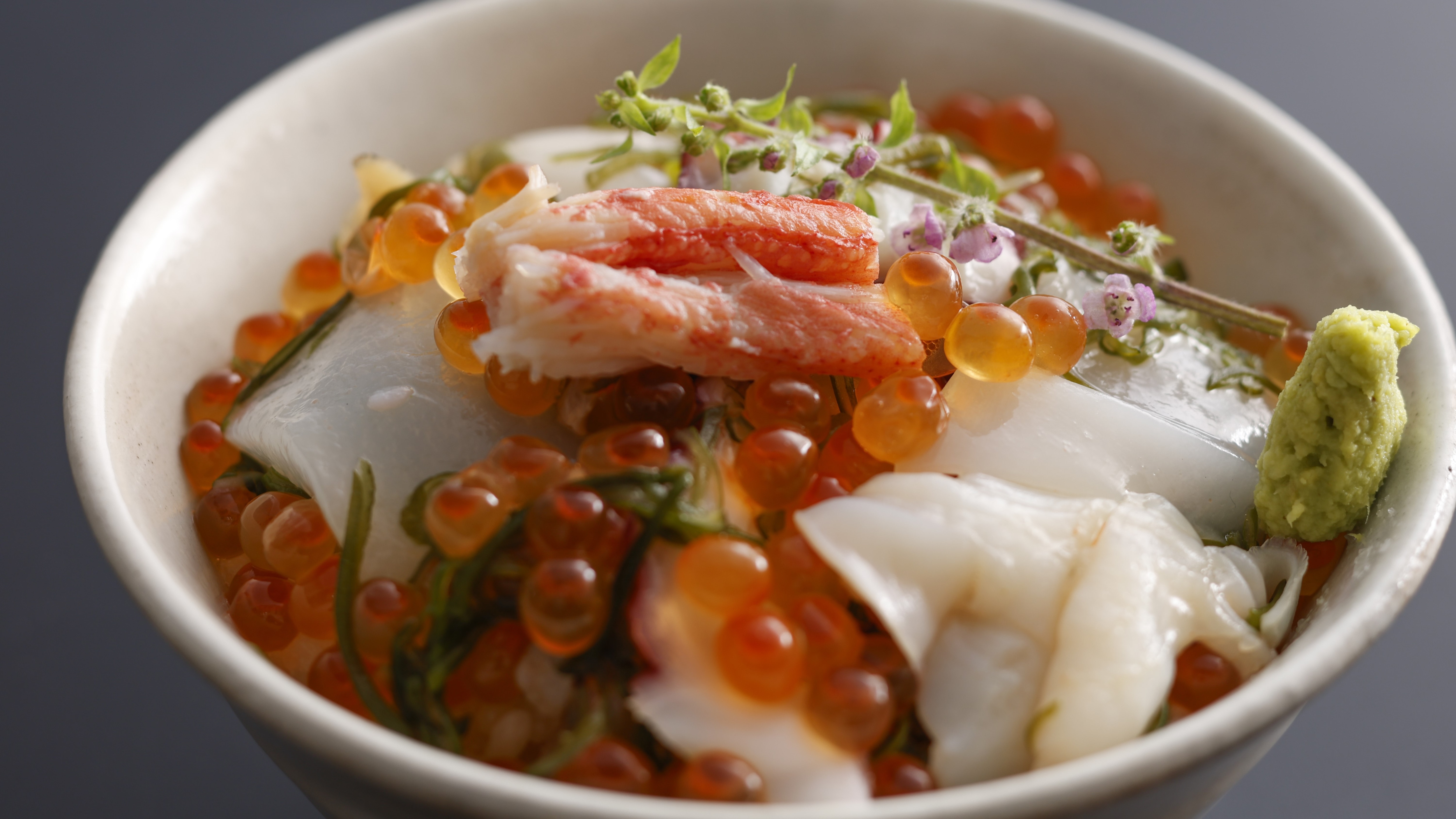 【春季料理】海鮮漬蓋澆飯（將海鮮與主廚調味的「鮭魚子」和「裙帶菜」混合而成的海鮮）